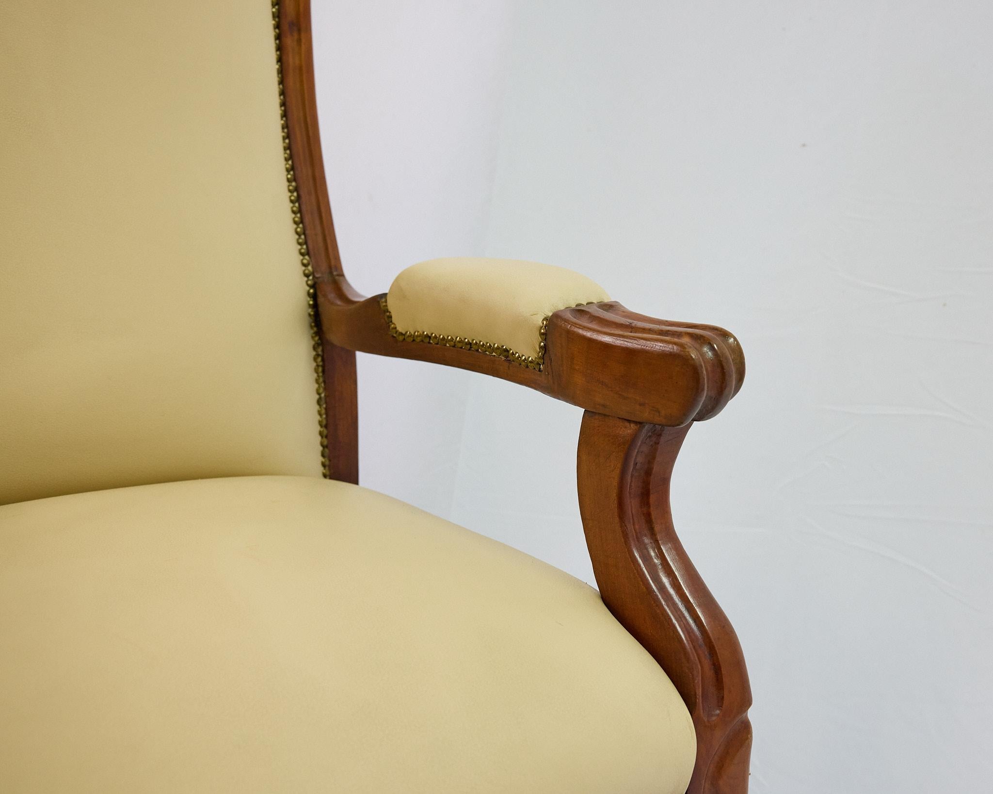 Fauteuil à haut dossier en noyer italien en vente 12