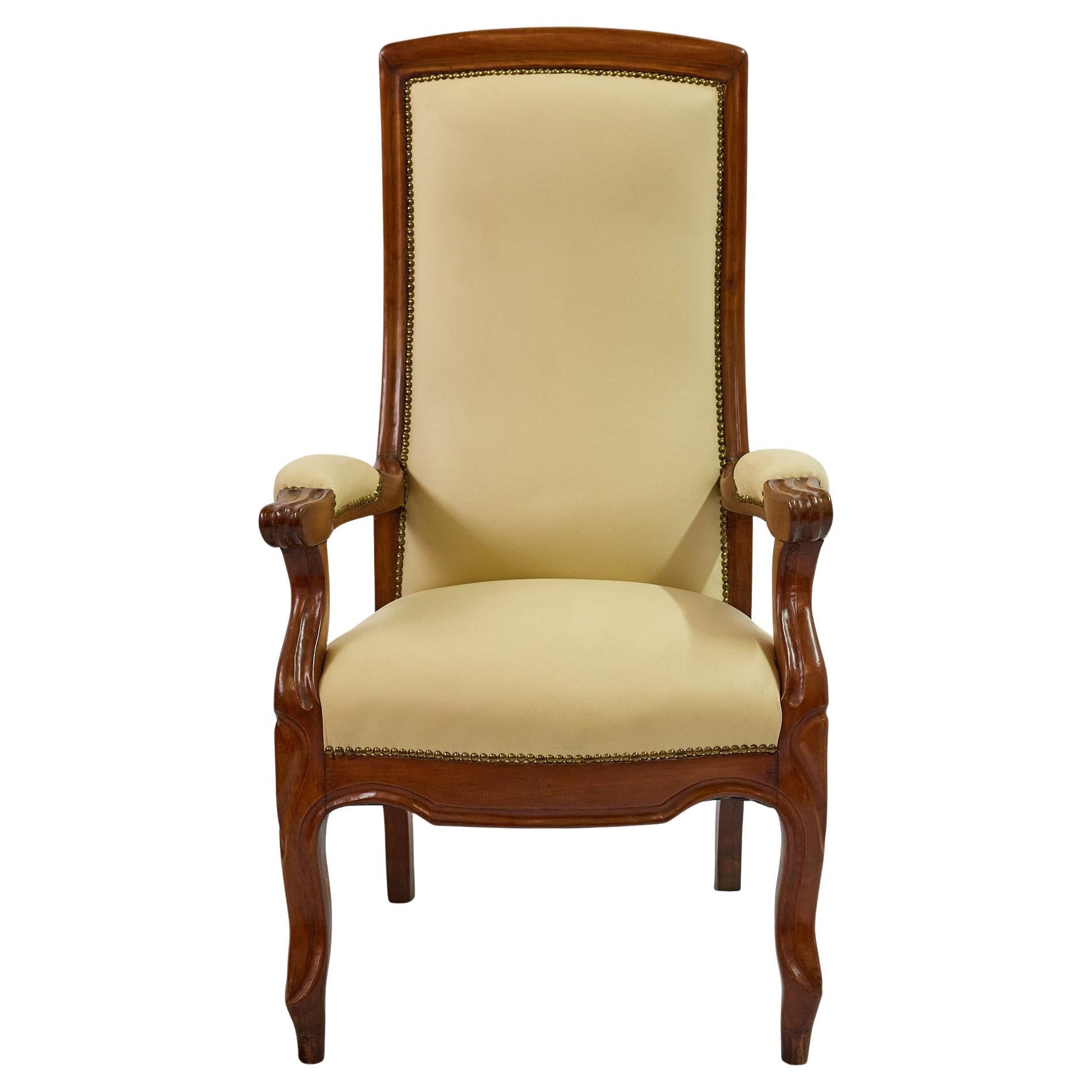 Cet élégant fauteuil italien du début du XXe siècle, souvent appelé chaise Voltaire, illustre le style de Louis Philippe et la sobriété raffinée caractéristique des constructions de la période Art déco. Fabriquée en noyer richement patiné, la chaise