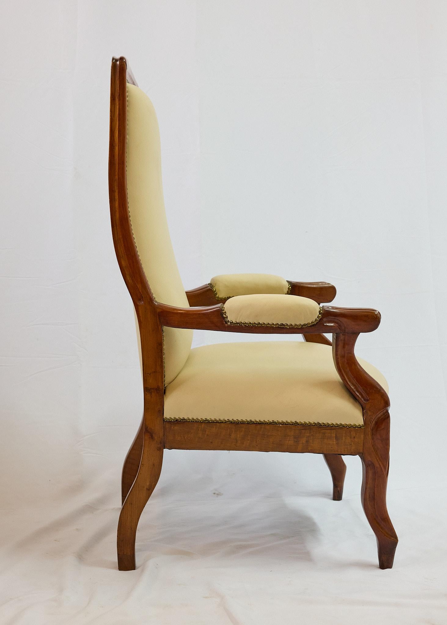 Fauteuil à haut dossier en noyer italien en vente 1