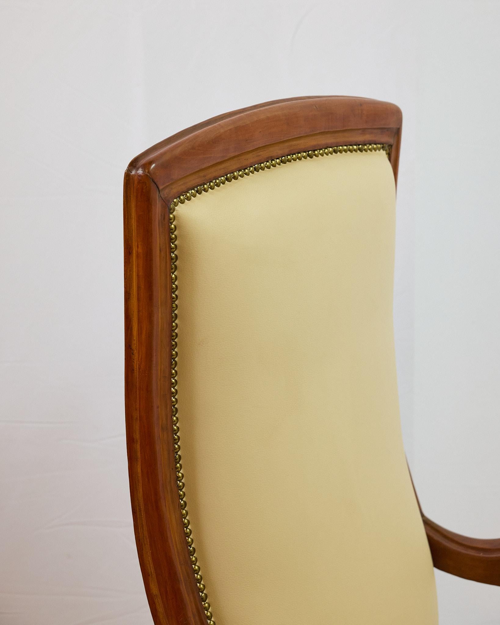 Fauteuil à haut dossier en noyer italien en vente 2