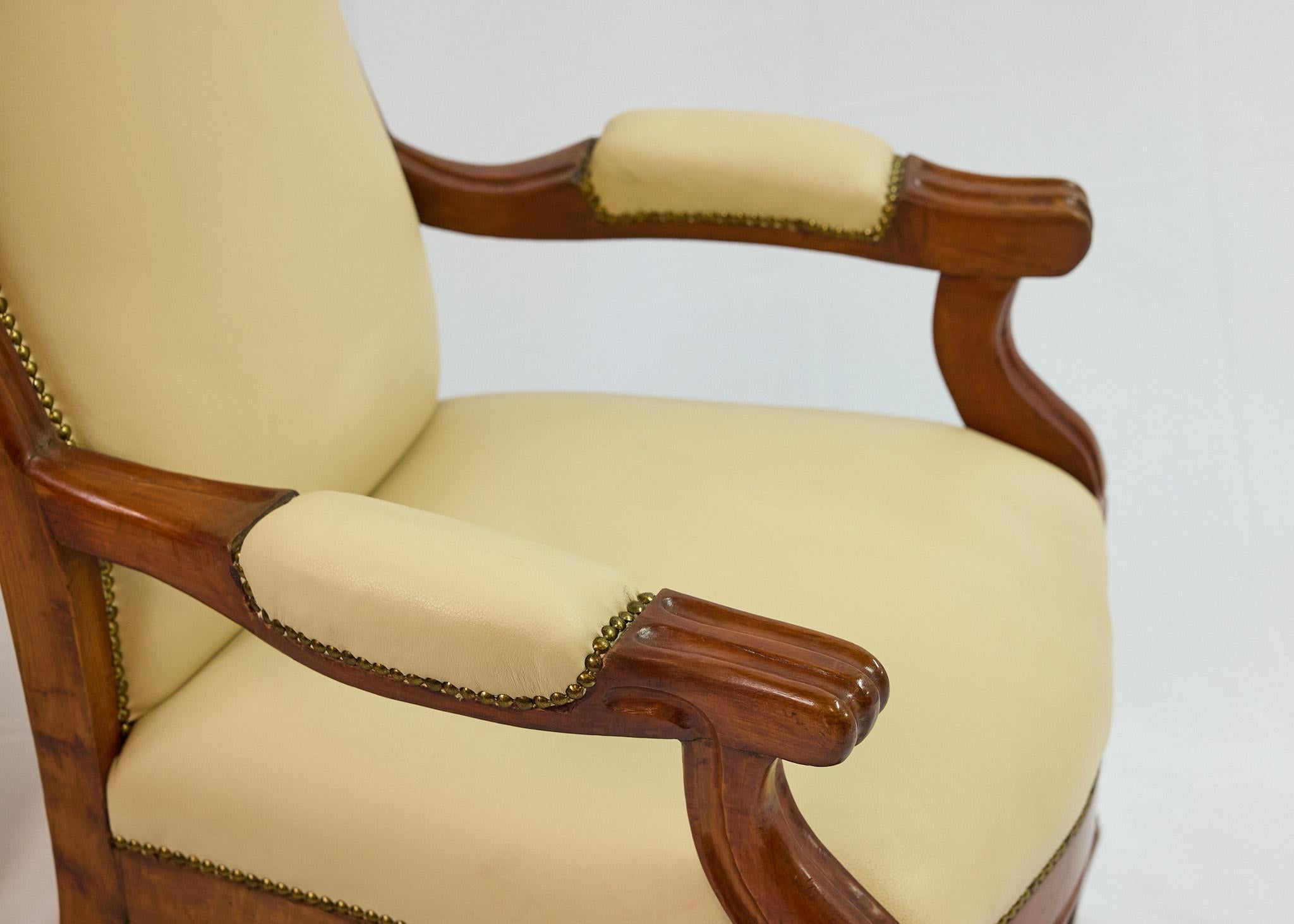 Fauteuil à haut dossier en noyer italien en vente 3