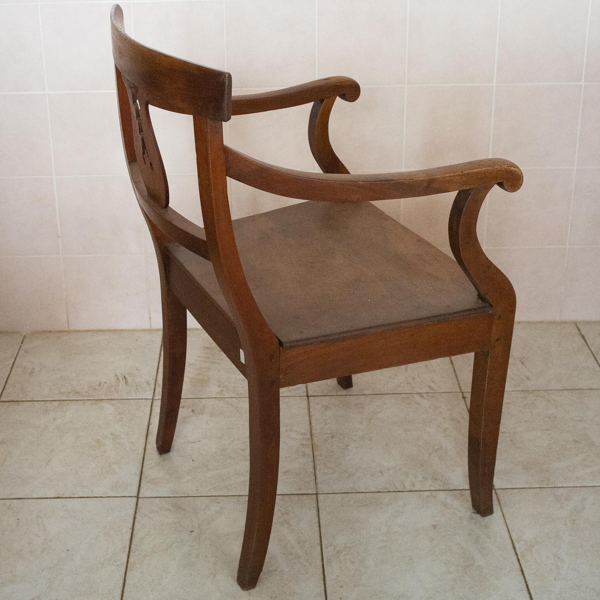 Italian Walnut High Chair In Excellent Condition For Sale In Alessandria, Piemonte
