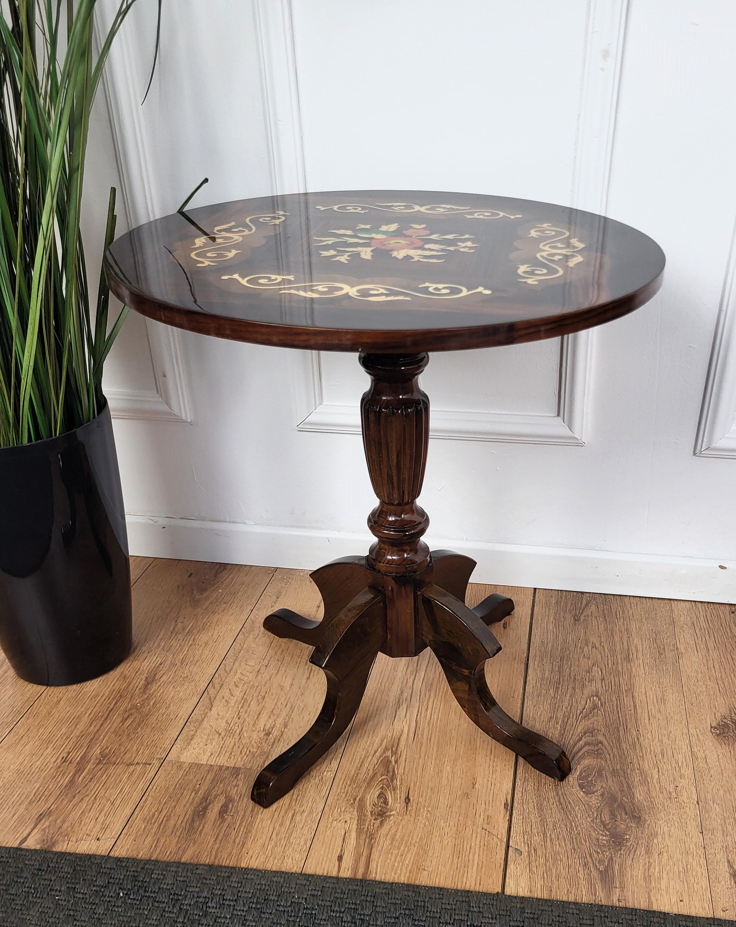 Italian Walnut Inlay Marquetry Round Tripod Sofa or Side Table In Good Condition For Sale In Carimate, Como