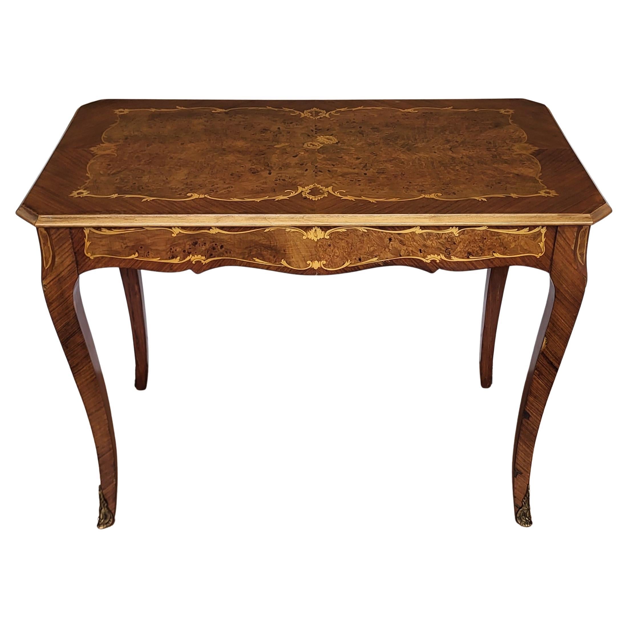 Canapé ou table d'appoint italien à pieds de sabre en marqueterie de noyer