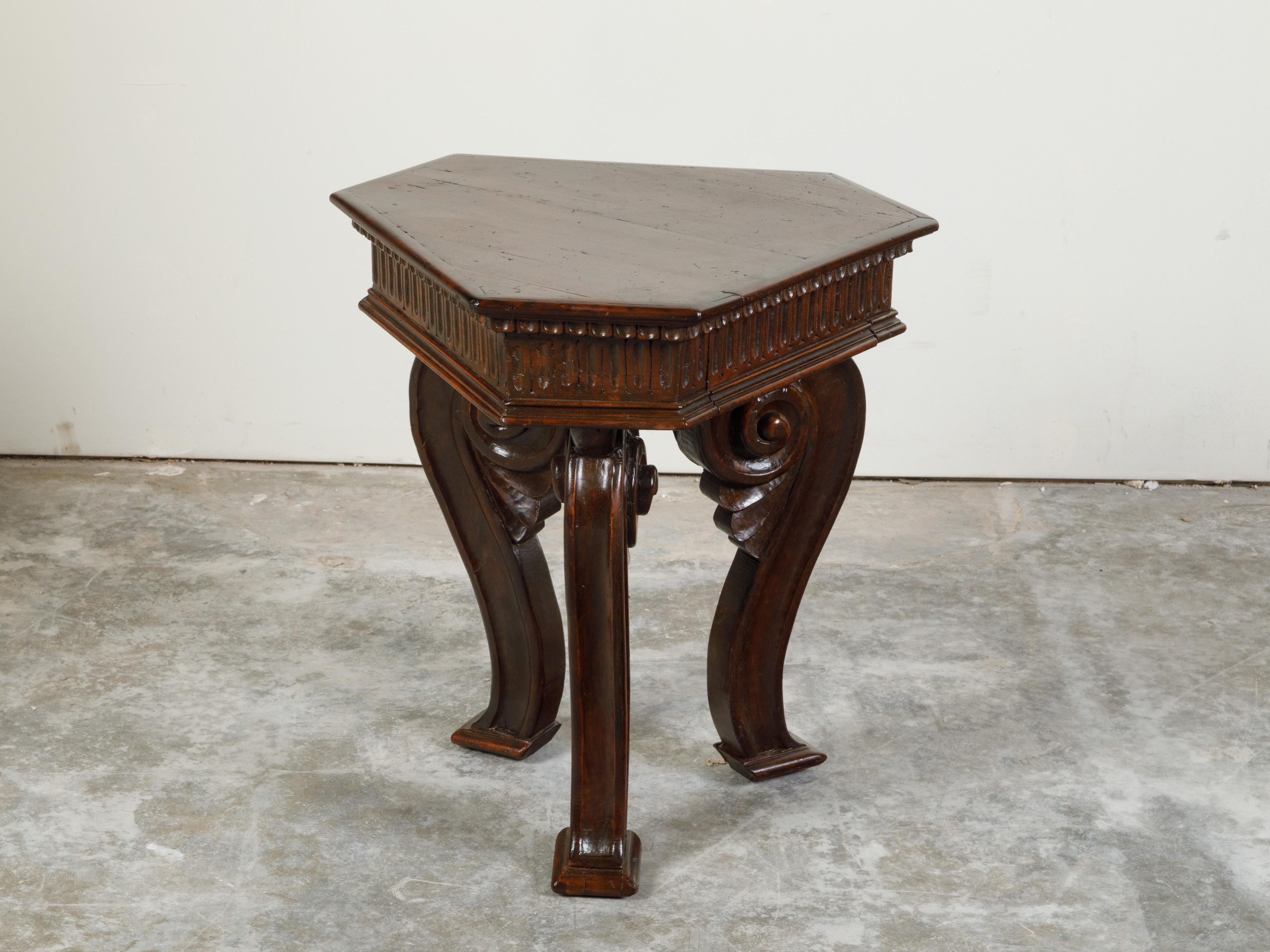Italian Walnut Late 18th Century Low Side table with Hexagonal Top and Volutes In Good Condition In Atlanta, GA
