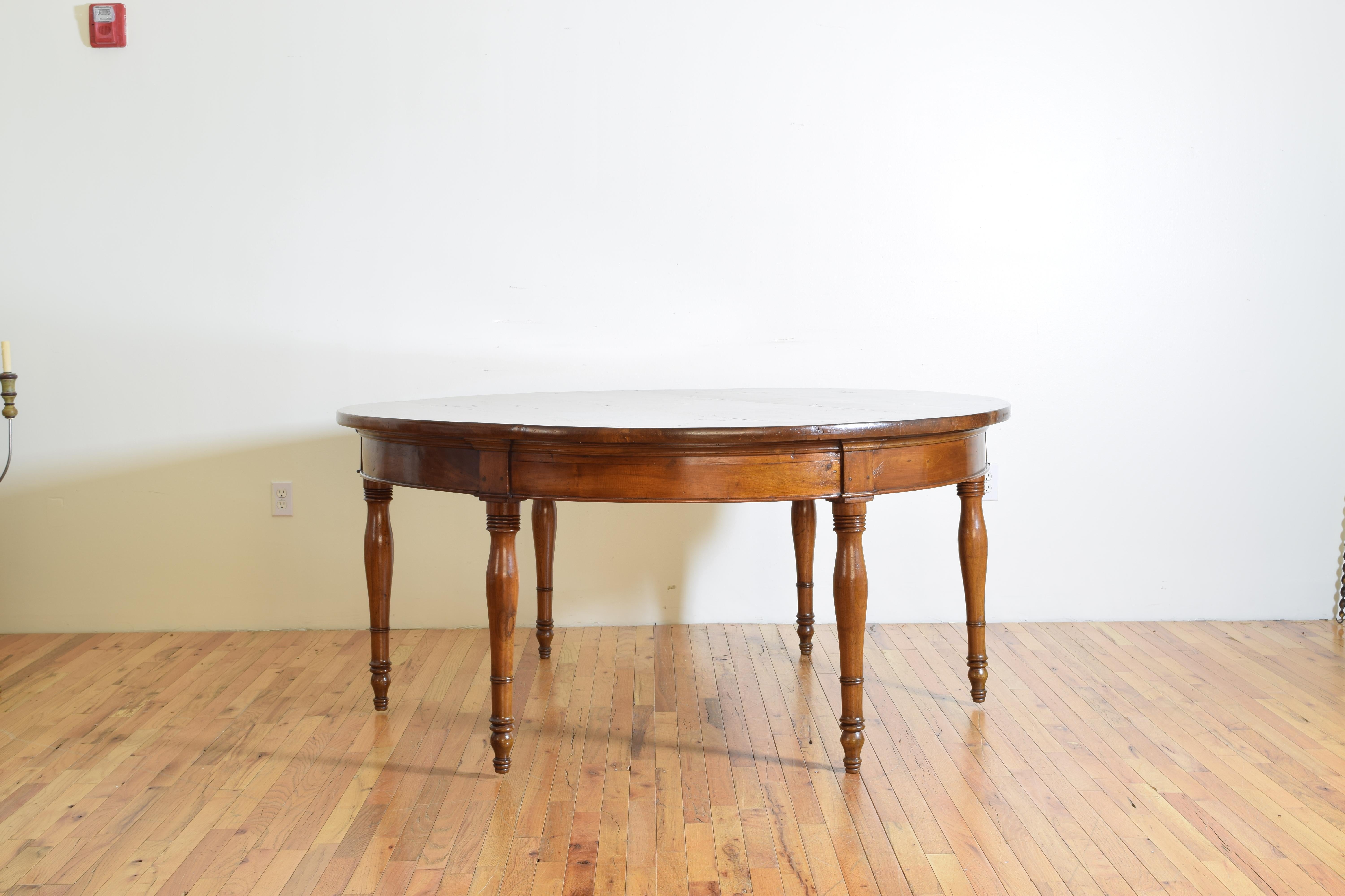 Louis Philippe Italian, Walnut, Late 2nd Quarter 19th Century, Round Dining/Center Table 6 Legs