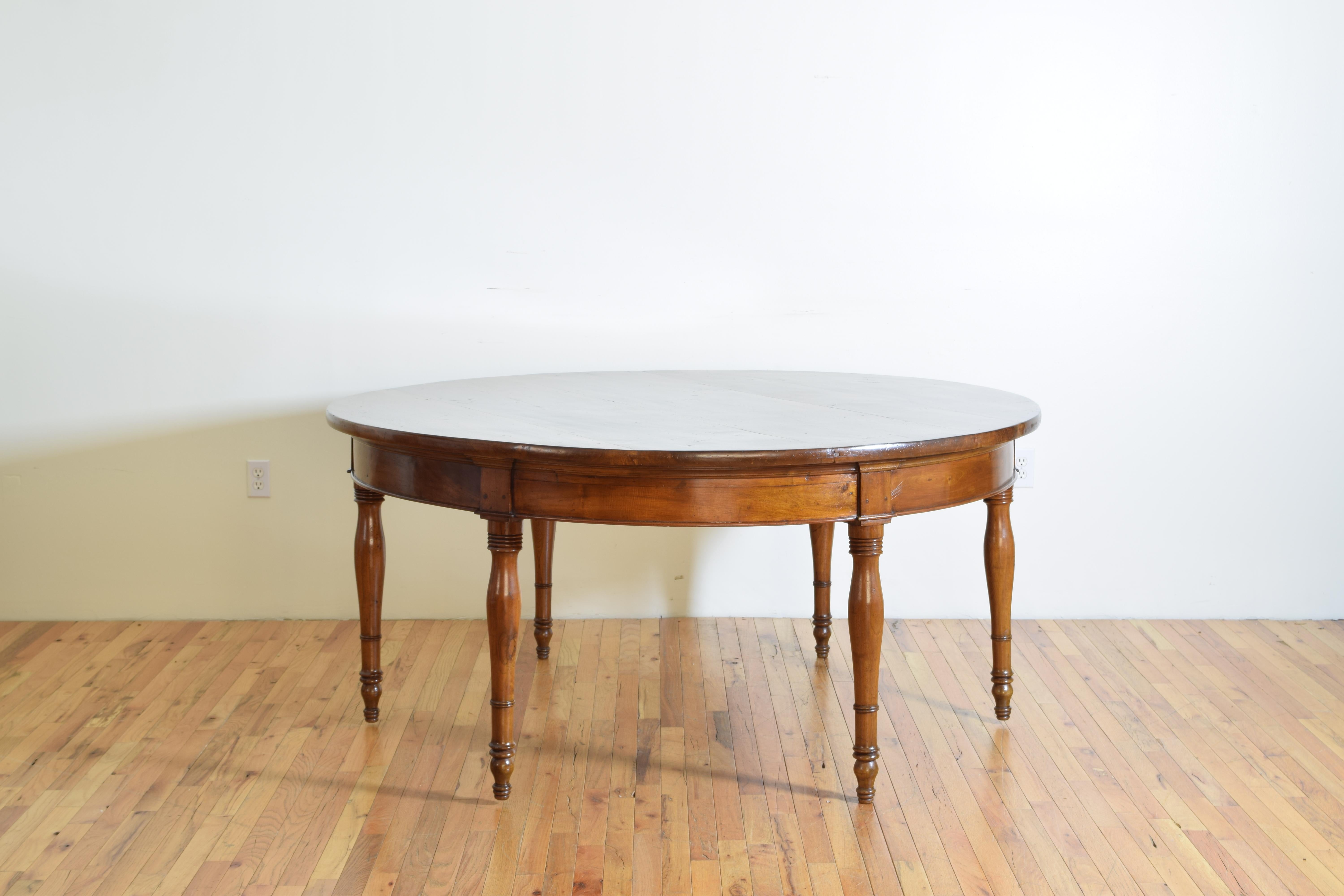 Italian, Walnut, Late 2nd Quarter 19th Century, Round Dining/Center Table 6 Legs In Excellent Condition In Atlanta, GA