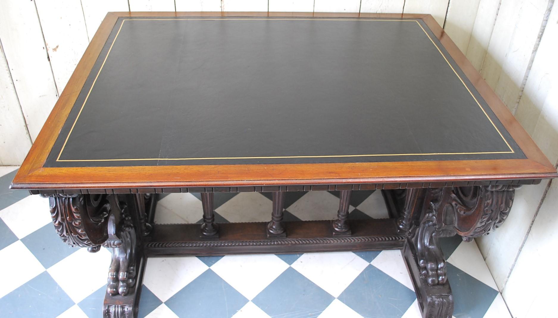 Italian Walnut Library Writing Desk In Good Condition For Sale In Winchcombe, Gloucesteshire