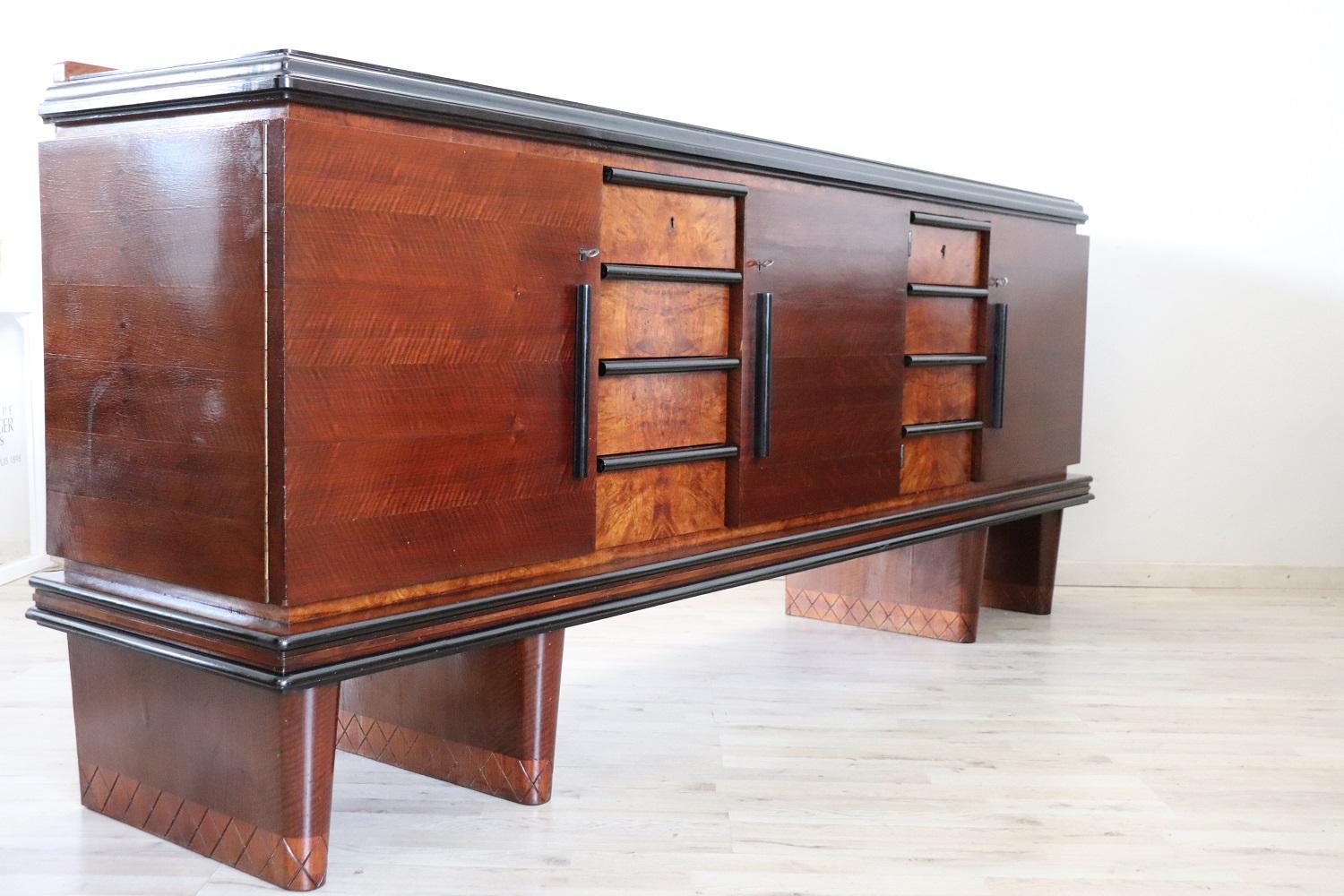 Italian Walnut Long Sideboard with Glass Top, of the Period Art Deco In Excellent Condition For Sale In Casale Monferrato, IT