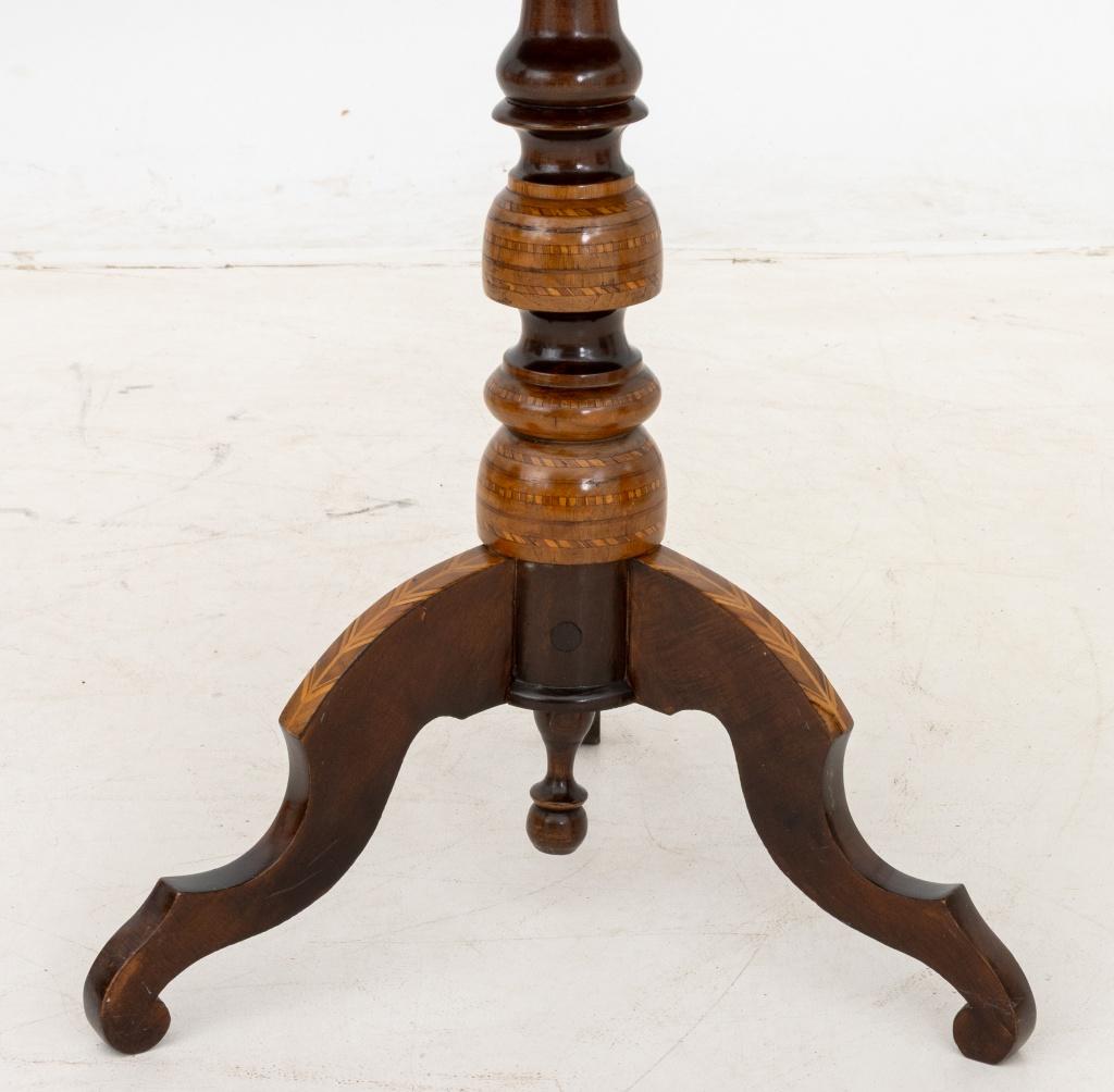 Runder Pedestal-Tisch aus italienischem Nussbaum mit Intarsien (19. Jahrhundert) im Angebot