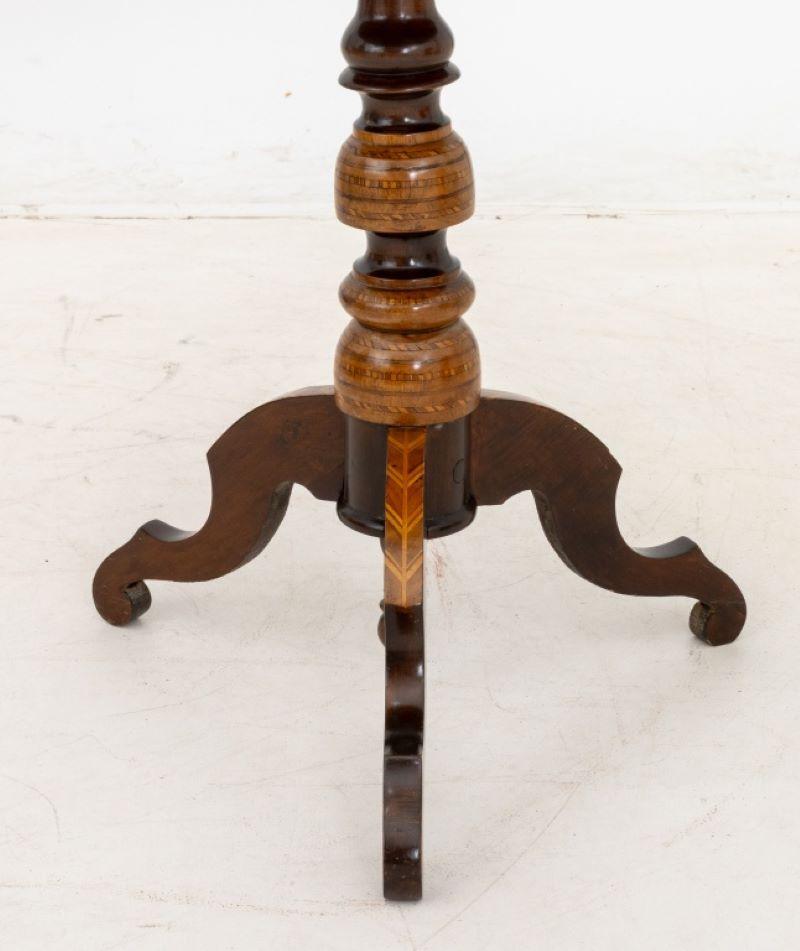 Runder Pedestal-Tisch aus italienischem Nussbaum mit Intarsien (Walnuss) im Angebot