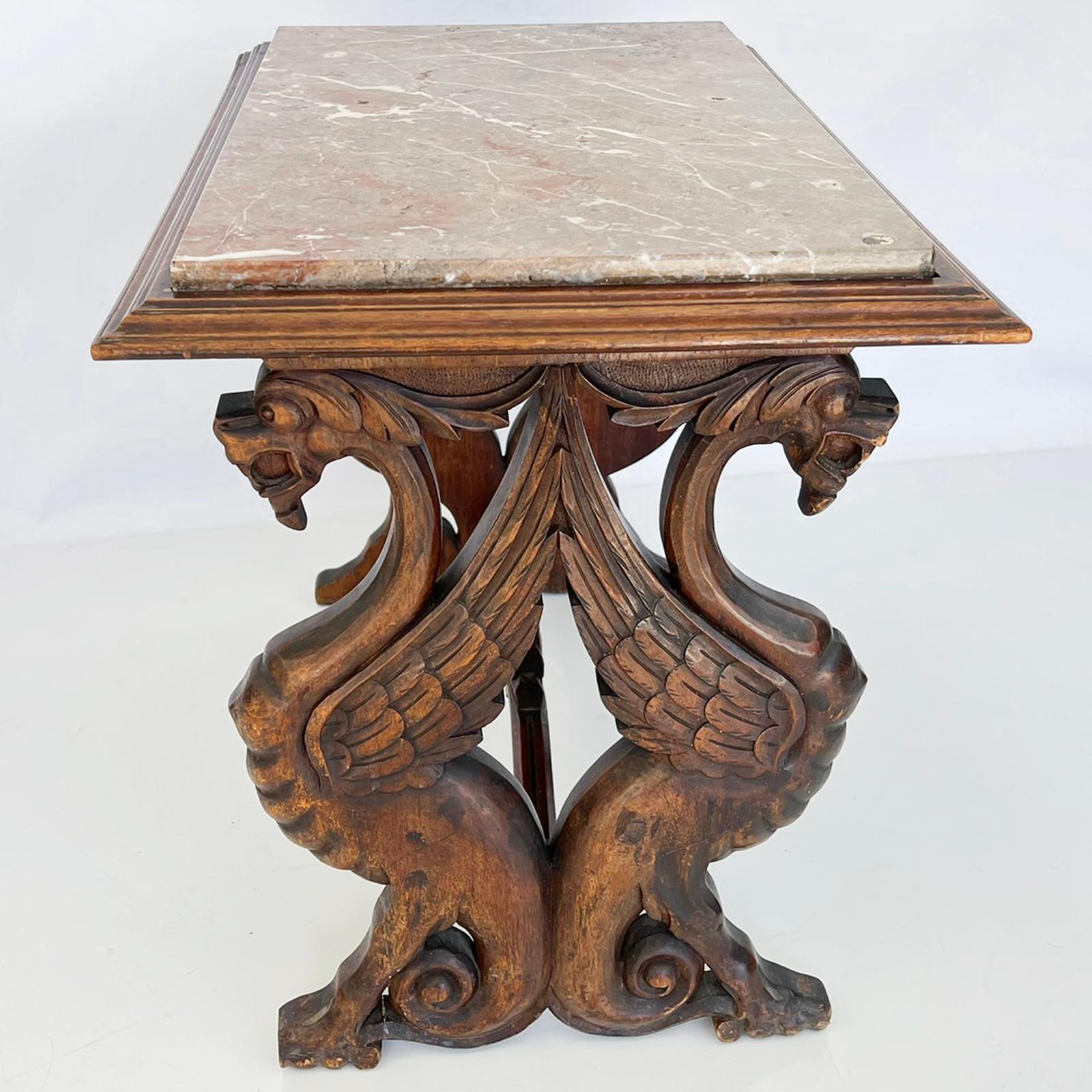 Sculpté à la main Table d'appoint italienne de style Renaissance avec pieds griffons sculptés, plateau en marbre en vente