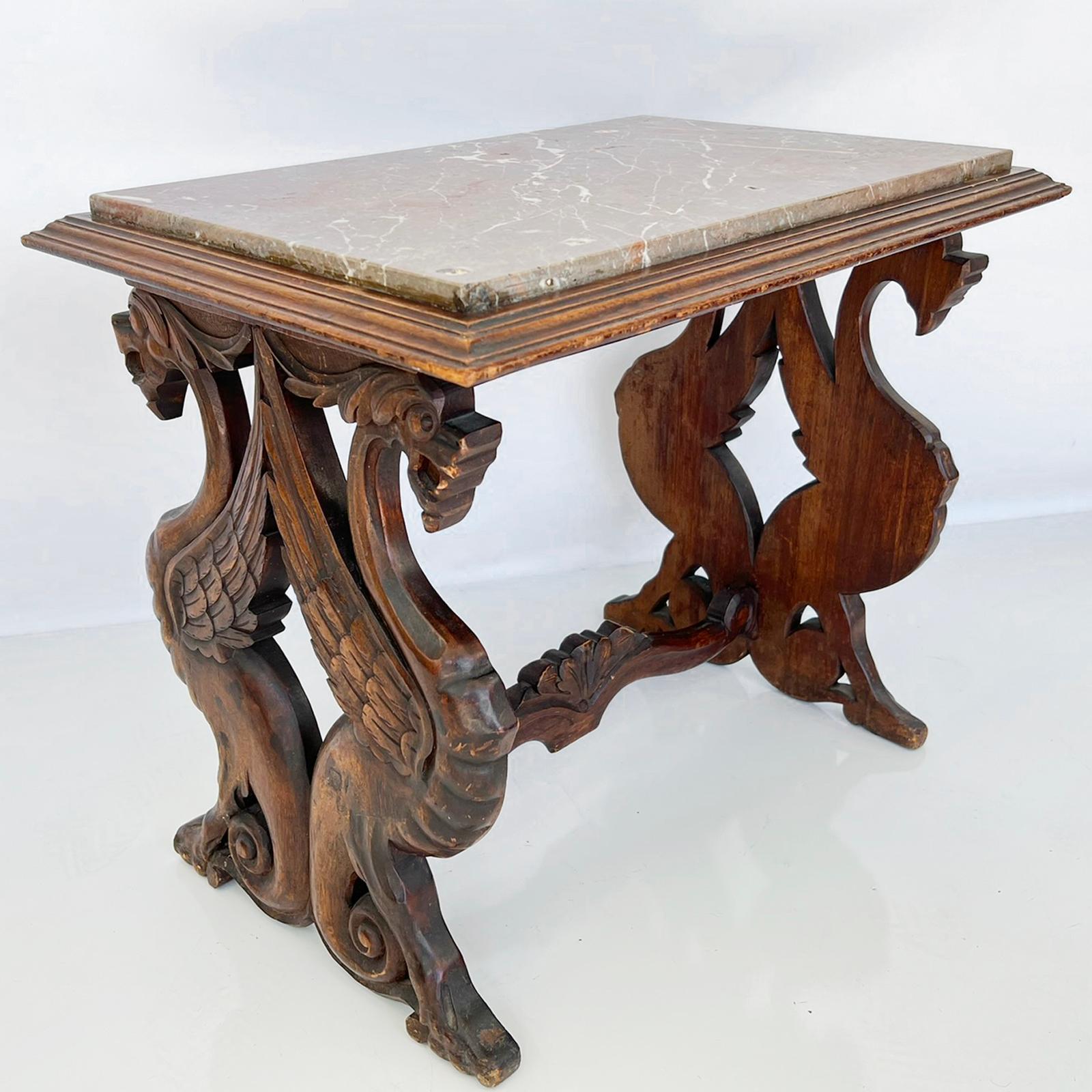 Table d'appoint italienne de style Renaissance avec pieds griffons sculptés, plateau en marbre Bon état - En vente à West Palm Beach, FL