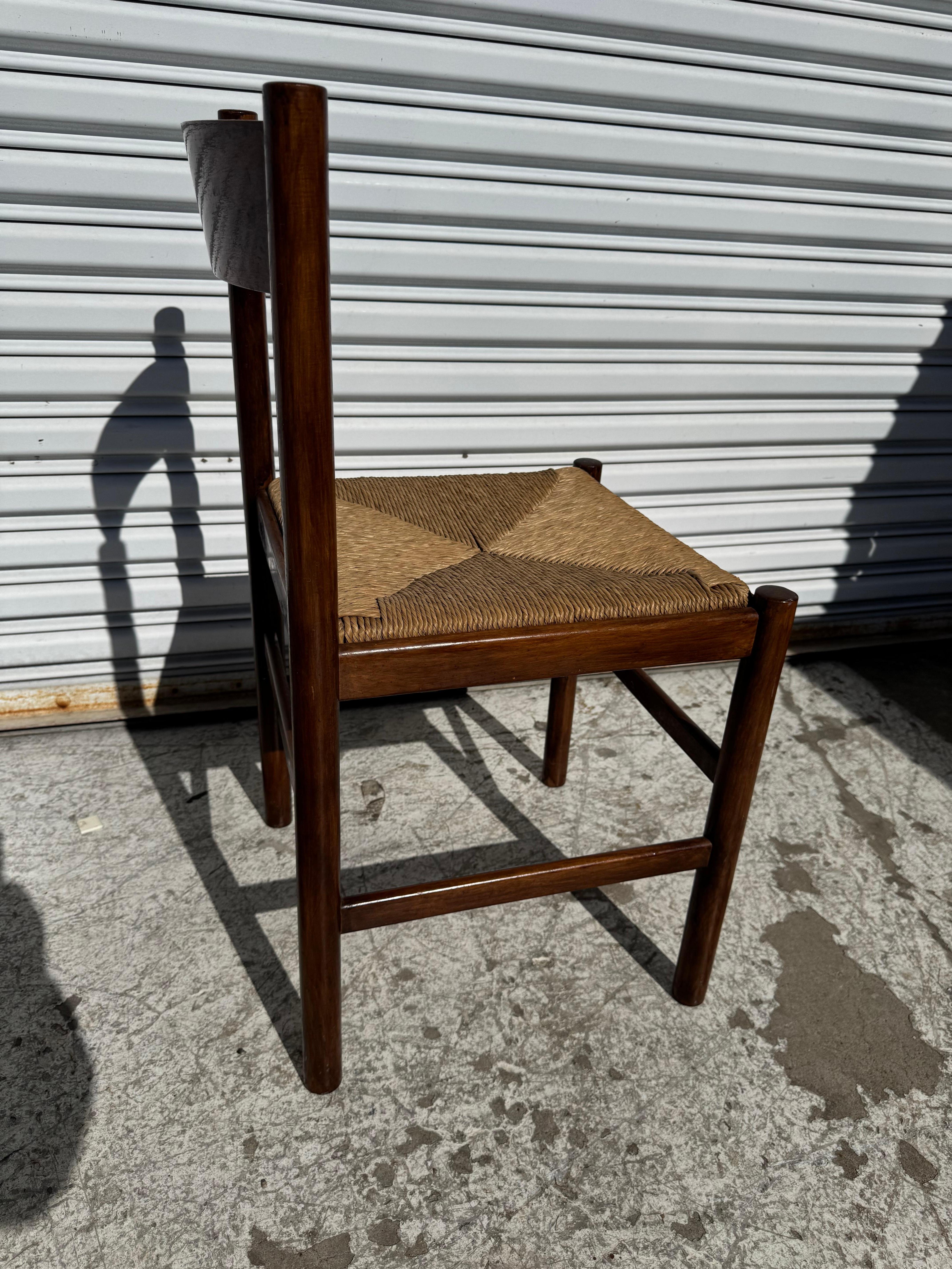 Cette chaise finement travaillée a été fabriquée en Italie.
Il est fabriqué en noyer et dispose d'une assise en jonc.
Les pieds sont dotés de 4 brancards pour les stabiliser.
Le dos est profilé pour plus de confort. 