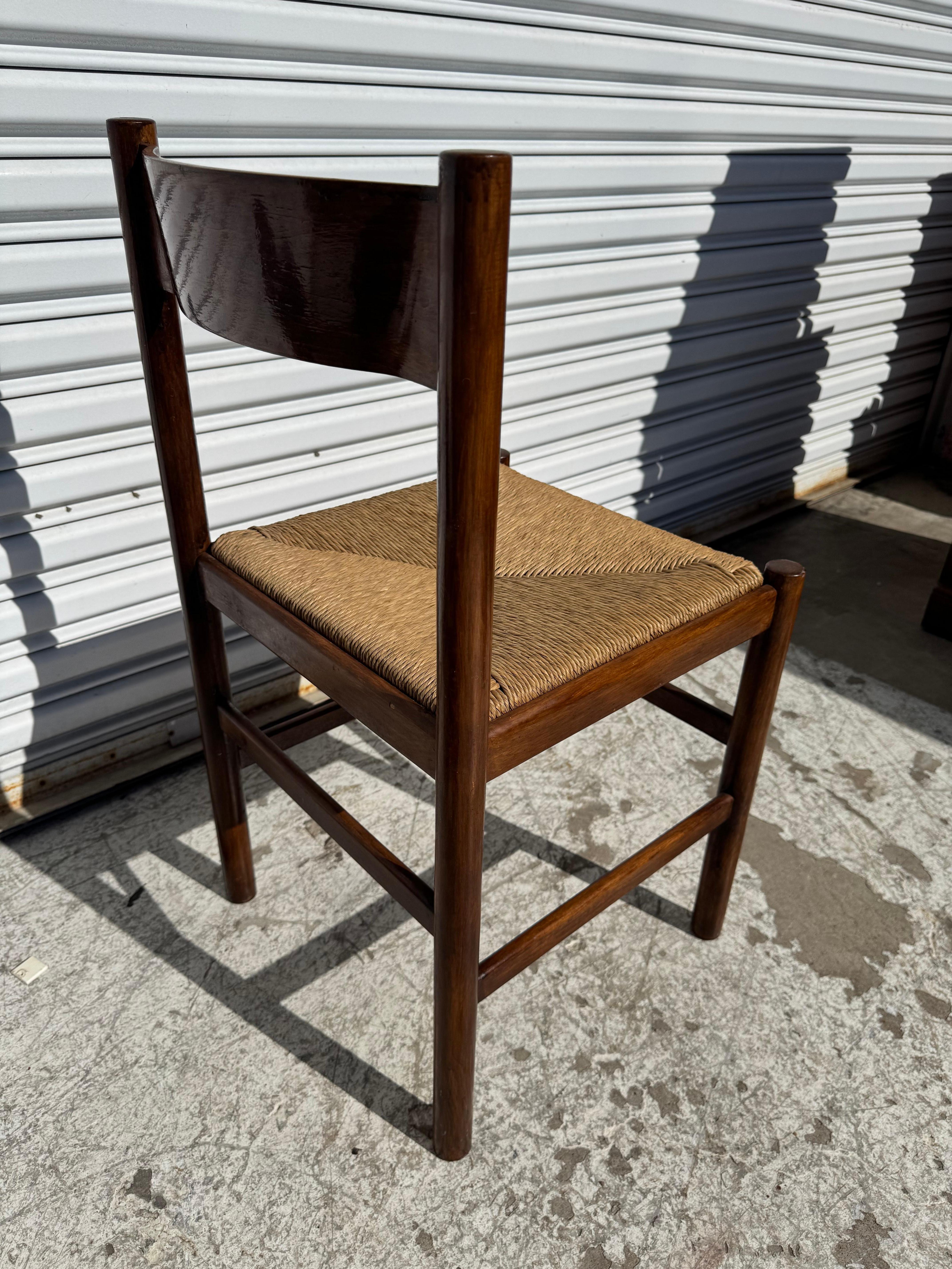 Mid-Century Modern Italian Walnut Rush Bottom seat Side Chair en vente