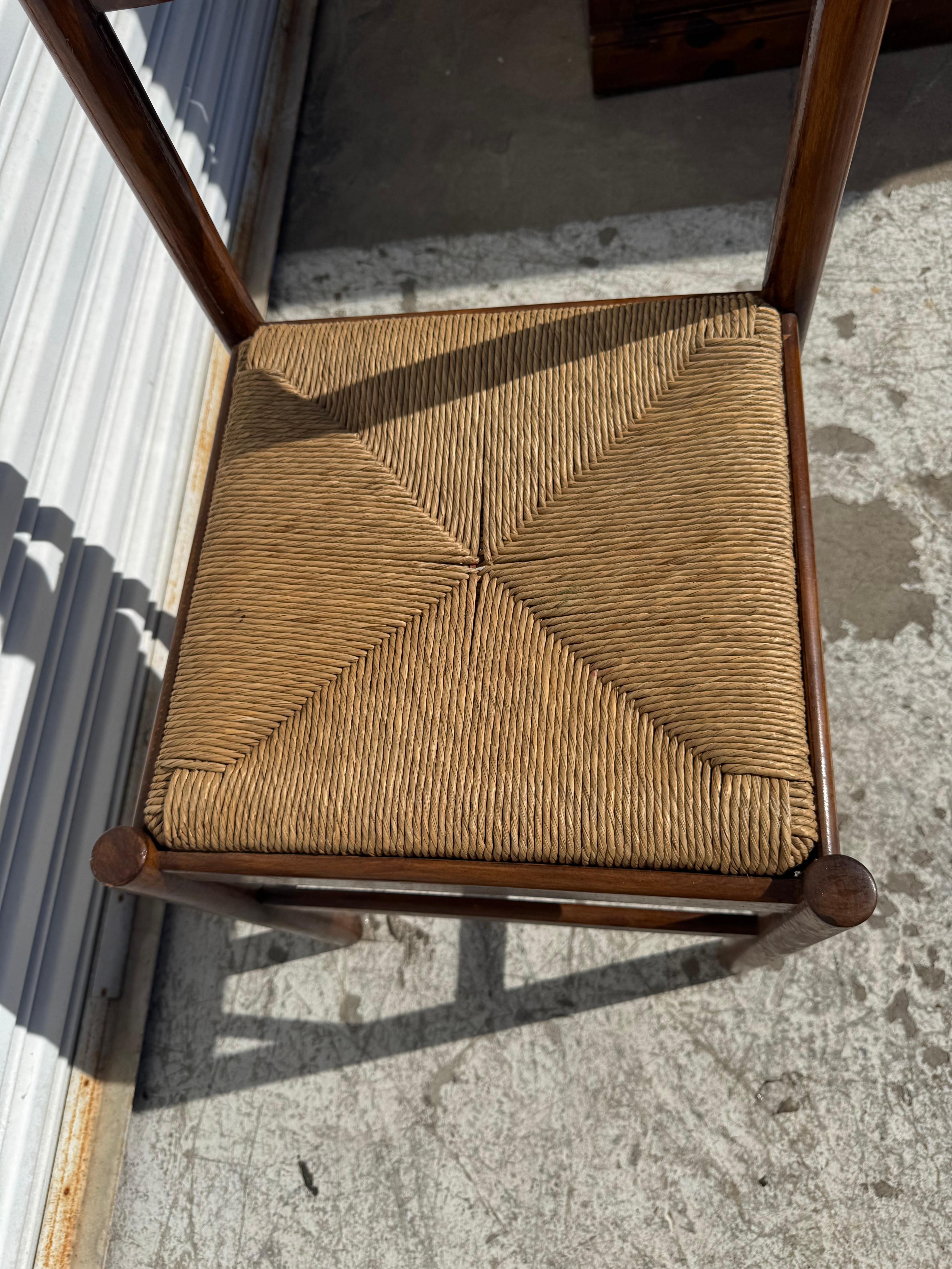 20ième siècle Italian Walnut Rush Bottom seat Side Chair en vente