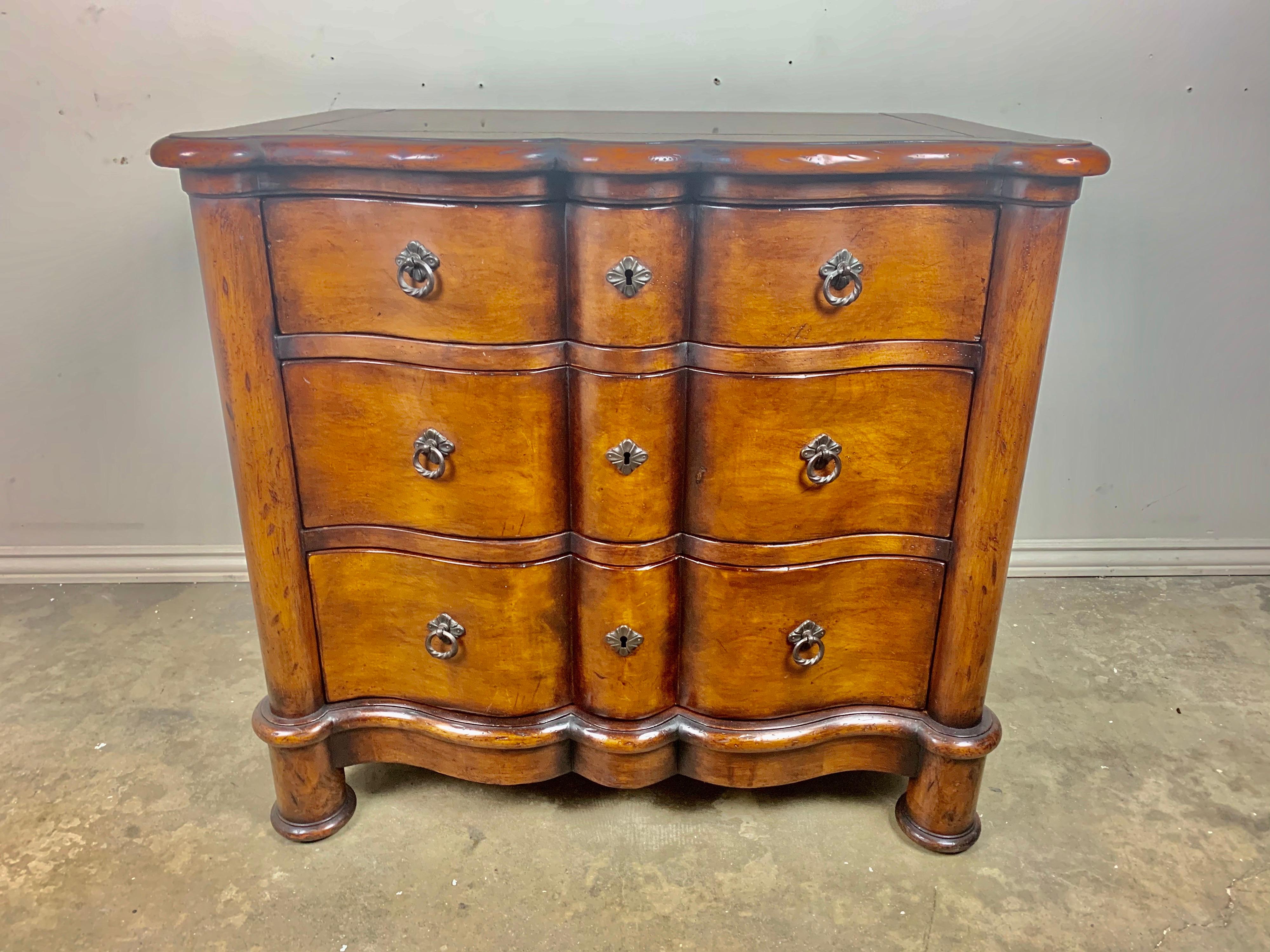 Italian Walnut Scalloped Chest of Drawers, Pair In Good Condition In Los Angeles, CA