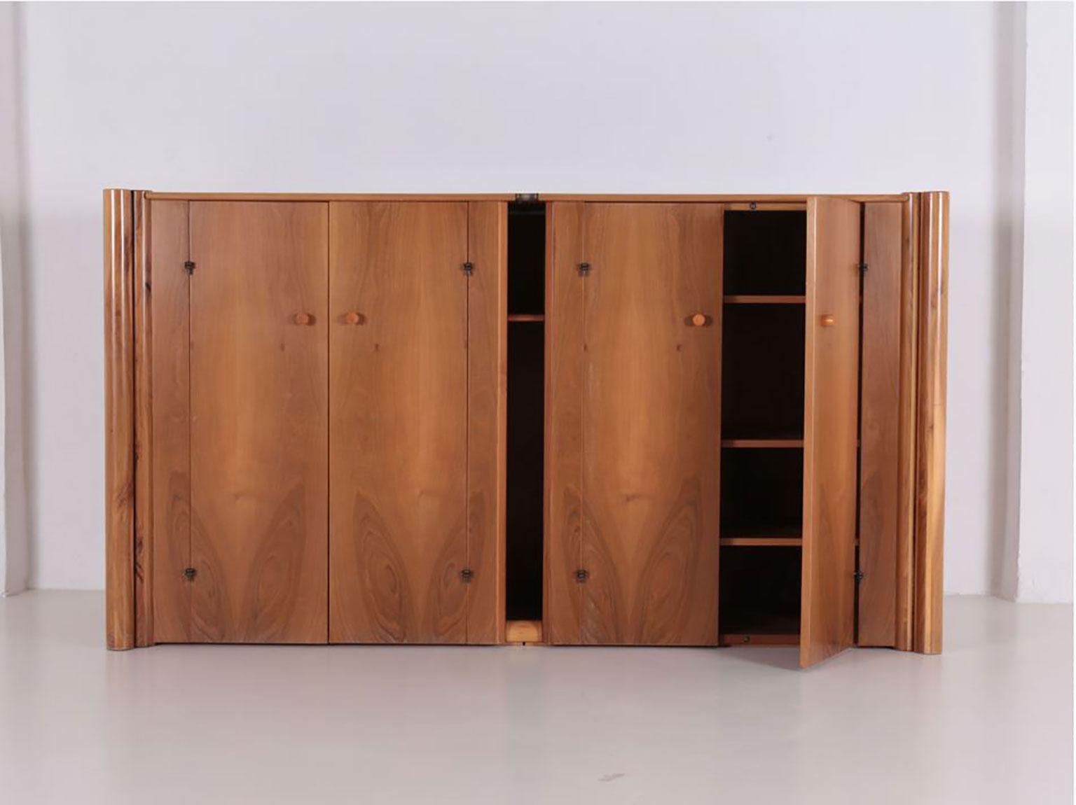 Italian Walnut Scuderia Horizontal Sideboard by Carlo Scarpa for Bernini In Good Condition In Brooklyn, NY