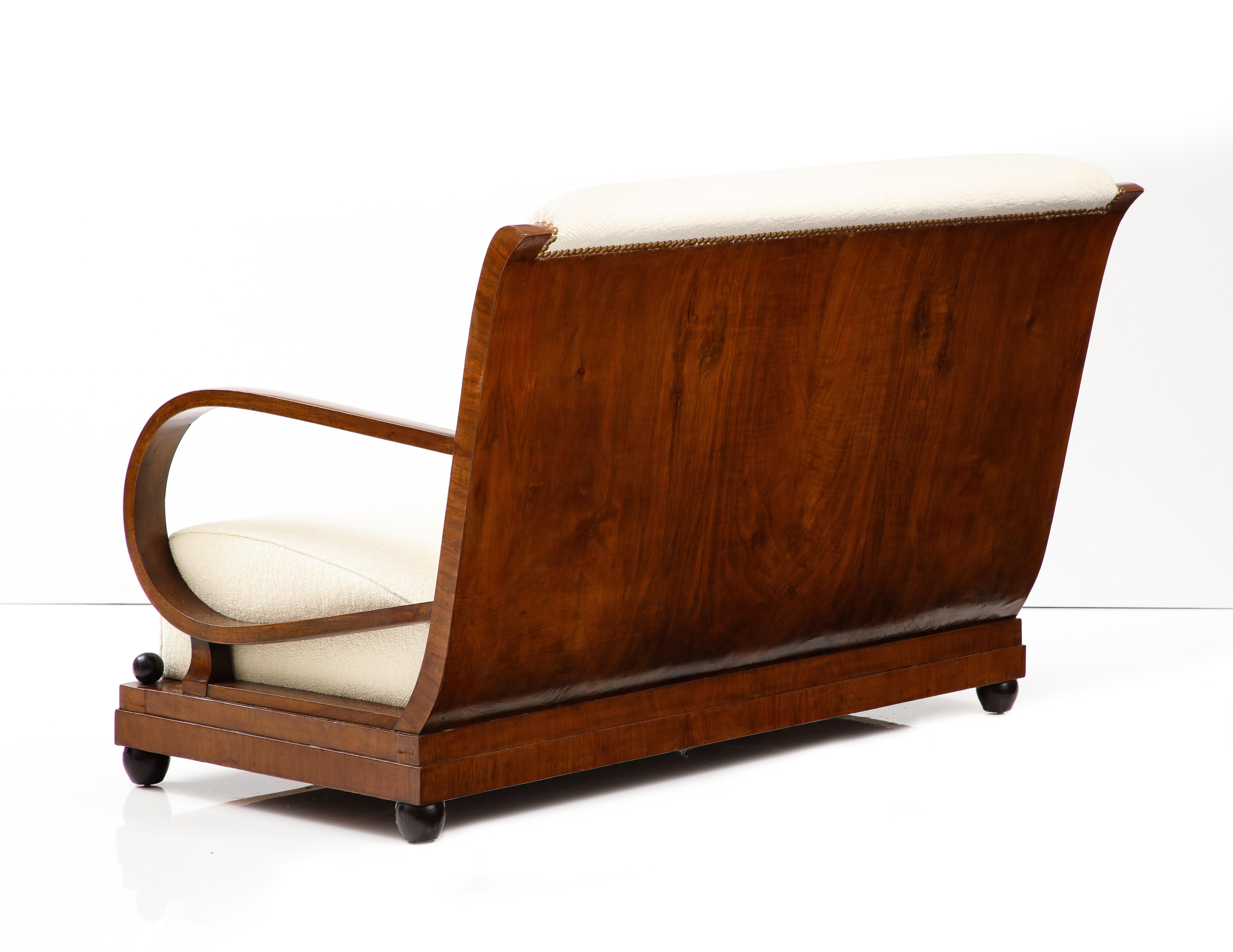 Settee italienne en noyer, vers 1920 Bon état - En vente à New York, NY