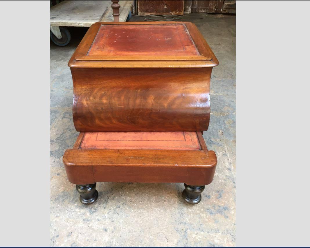 Italian Walnut Shoeshine Stool from 19th Century In Excellent Condition For Sale In Florence, IT