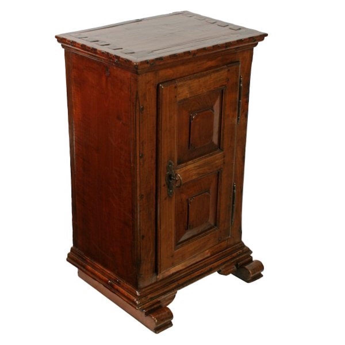 Italian walnut side cabinet

A late 18th to early 19th century Italian (possibly Tuscan) solid walnut side cabinet.

The cabinet has a single door that has raised panels, exposed decorative steel hinges and a keyhole escutcheon.

The cabinet