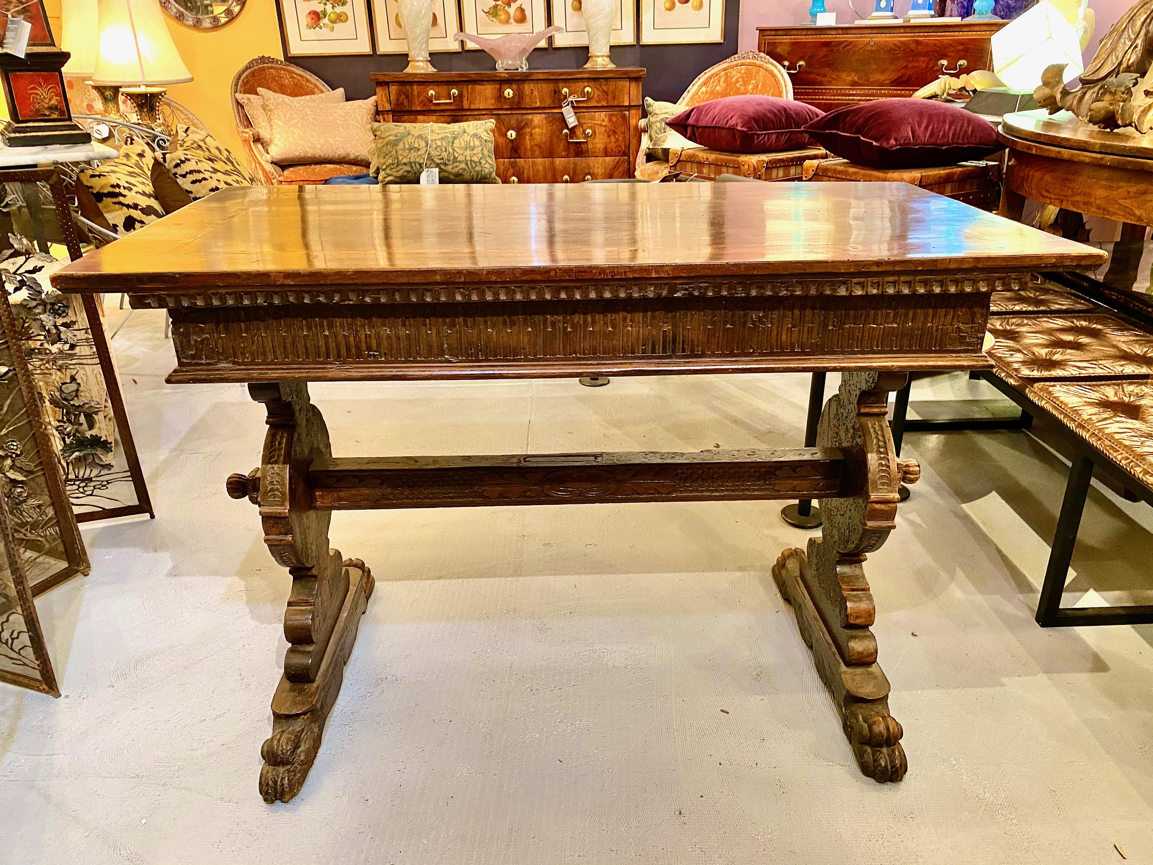 Italian Walnut Side Table, 18th Century In Good Condition In Pasadena, CA