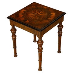 Mesa auxiliar de nogal italiano con tablero de marquetería, un solo cajón y patas torneadas