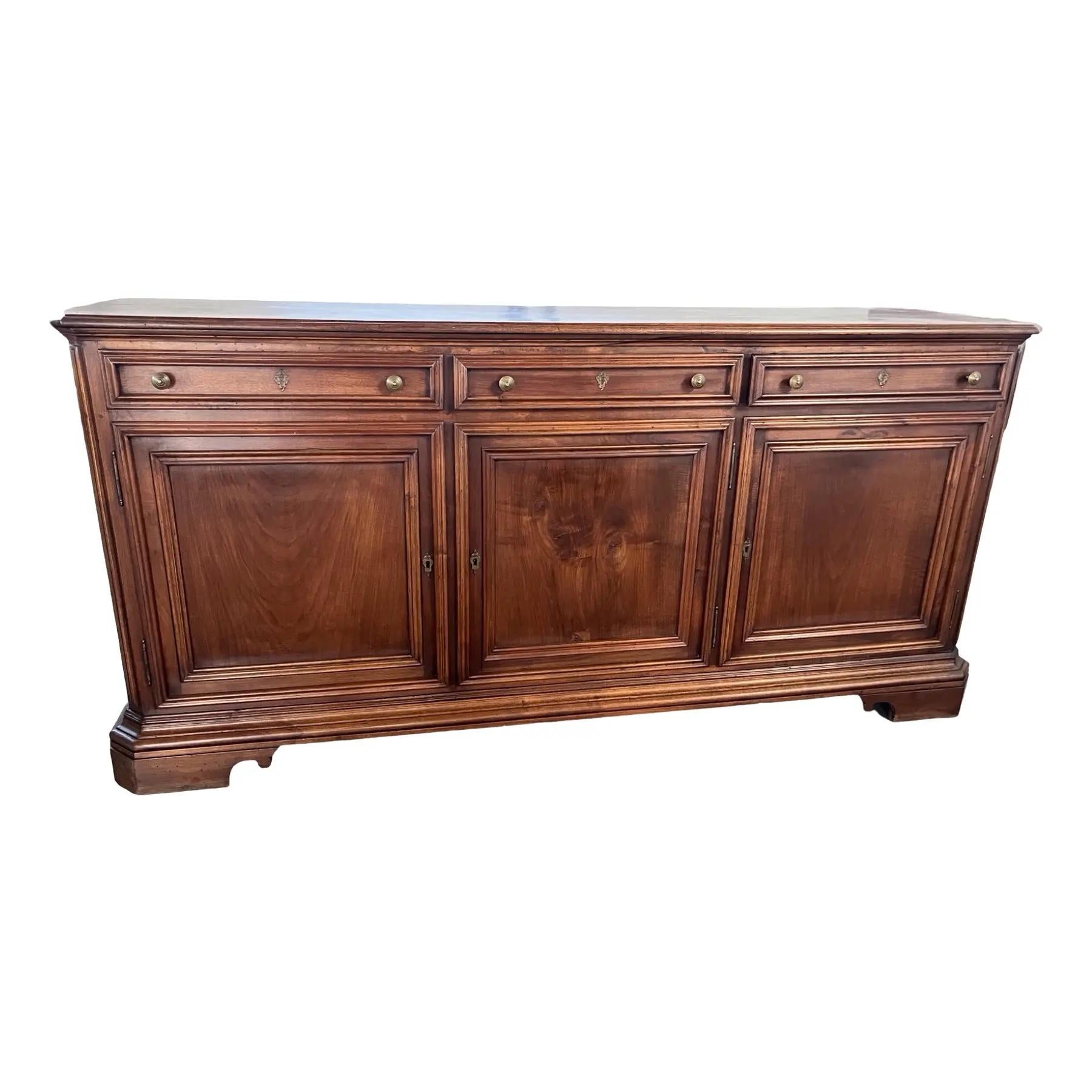 Credenza realizzata a mano in Italia nei primi anni del 1800 utilizzando il legno di noce. La credenza segue linee tipicamente italiane con modanature utilizzate per aggiungere profondità e decorazione a un pezzo altrimenti piuttosto squadrato. I