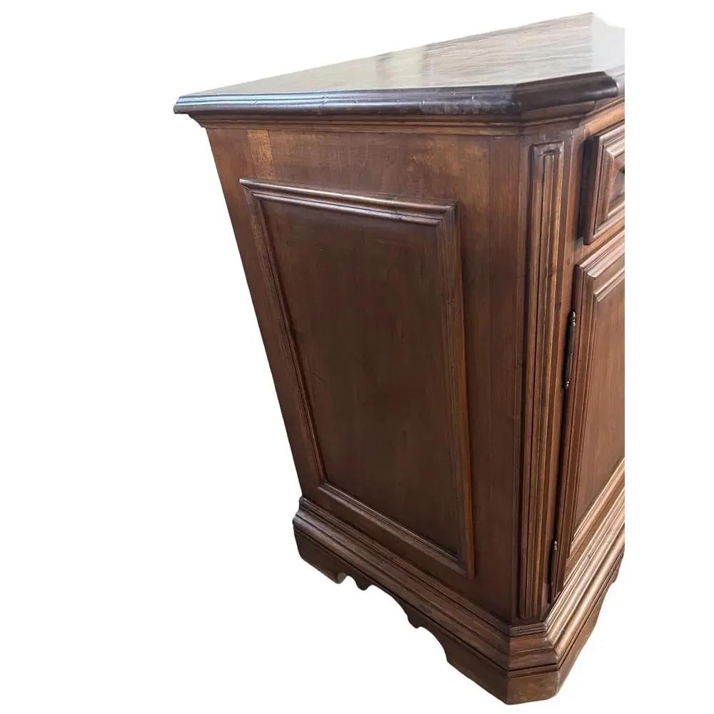 Intagliato a mano Credenza / Buffet / Credenza in noce italiano, XIX secolo in vendita