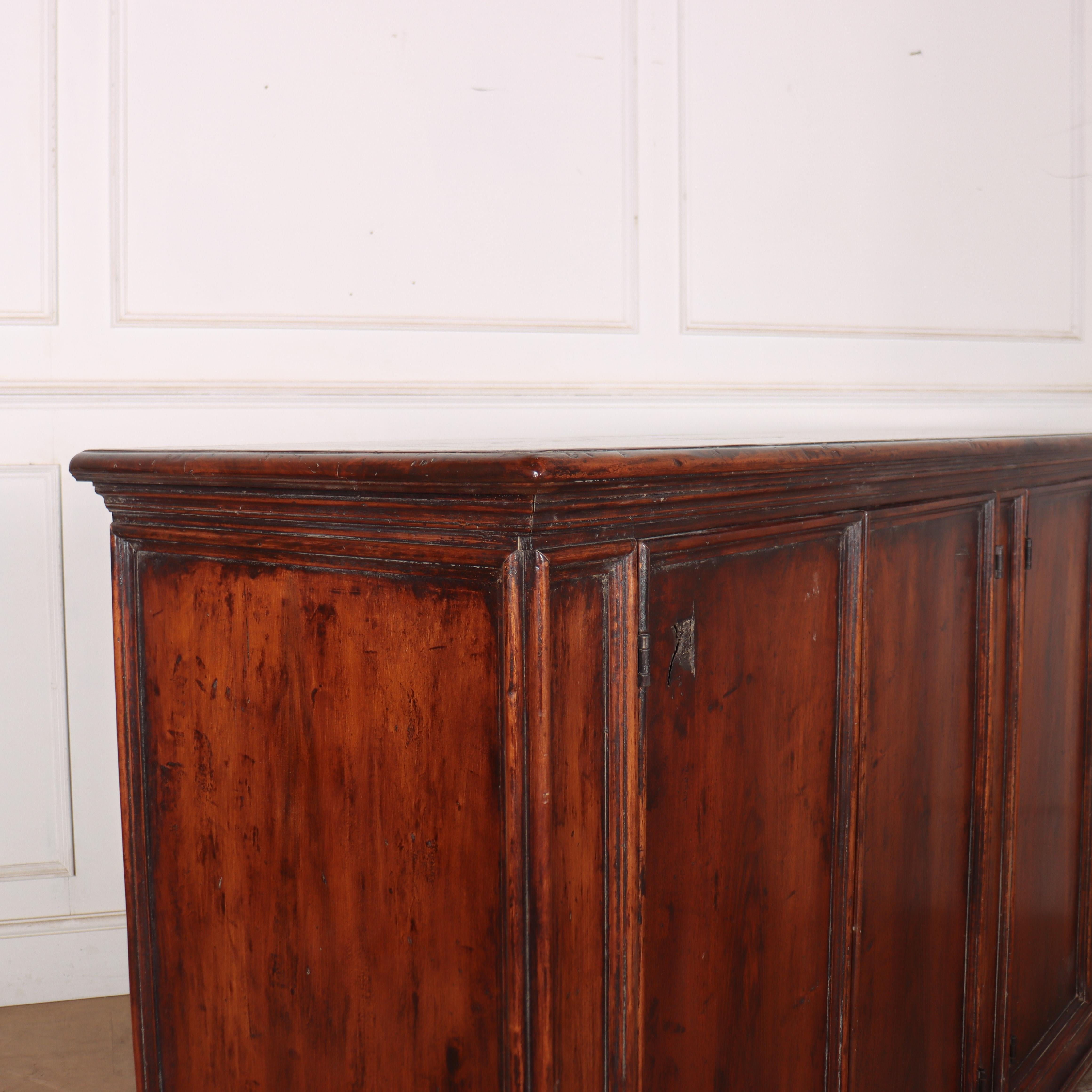 Buffet en noyer italien en vente 5