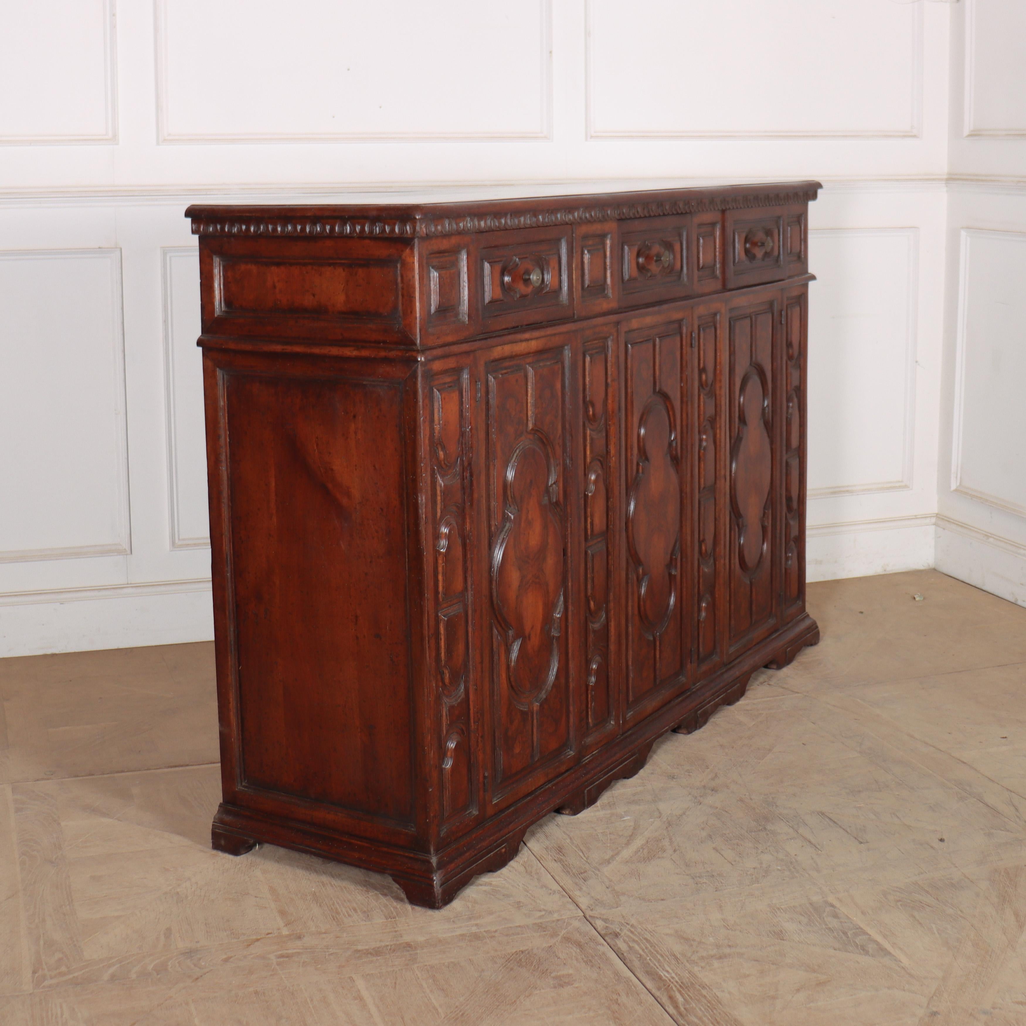 Buffet en noyer italien en vente 5