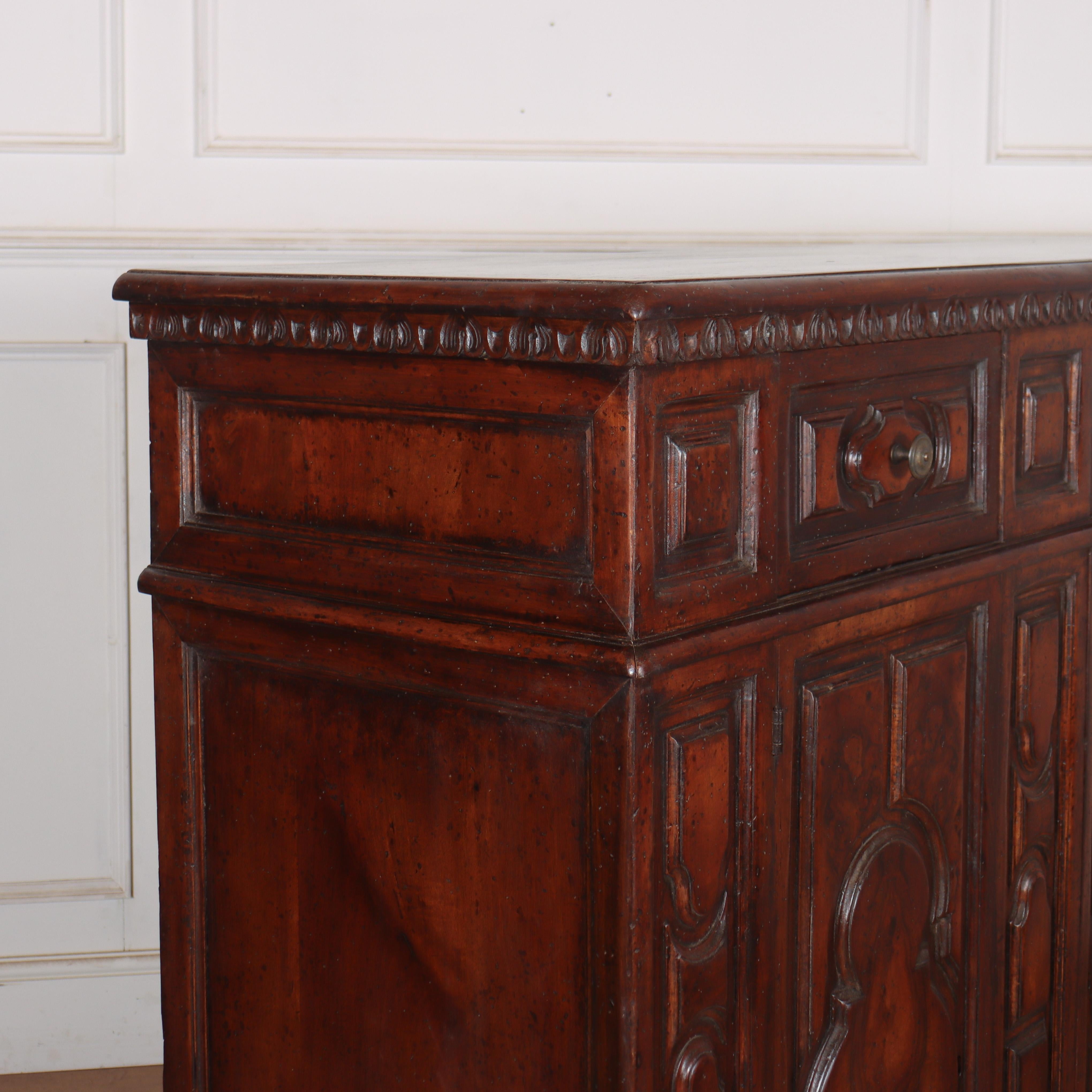 Buffet en noyer italien en vente 6