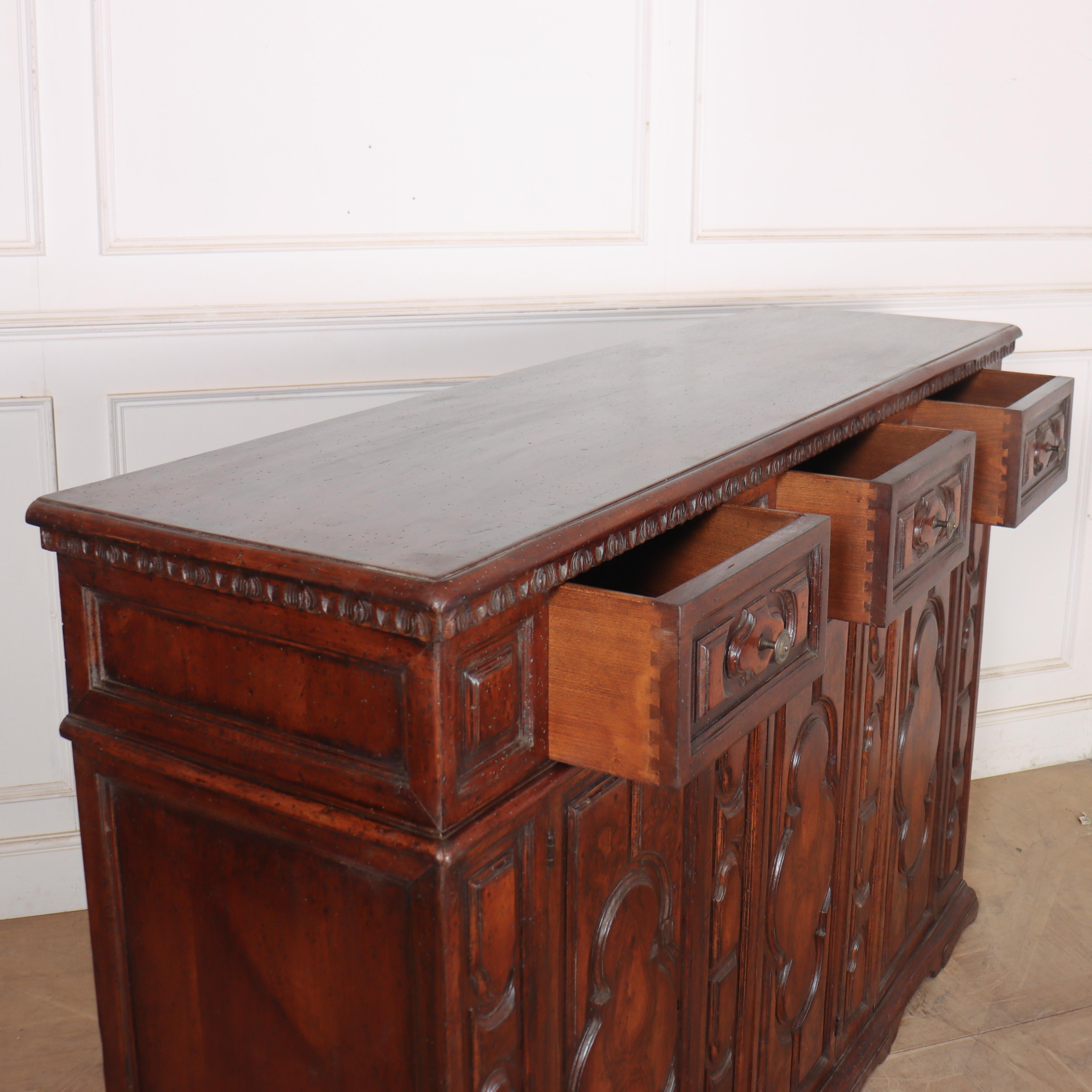 Buffet en noyer italien en vente 8