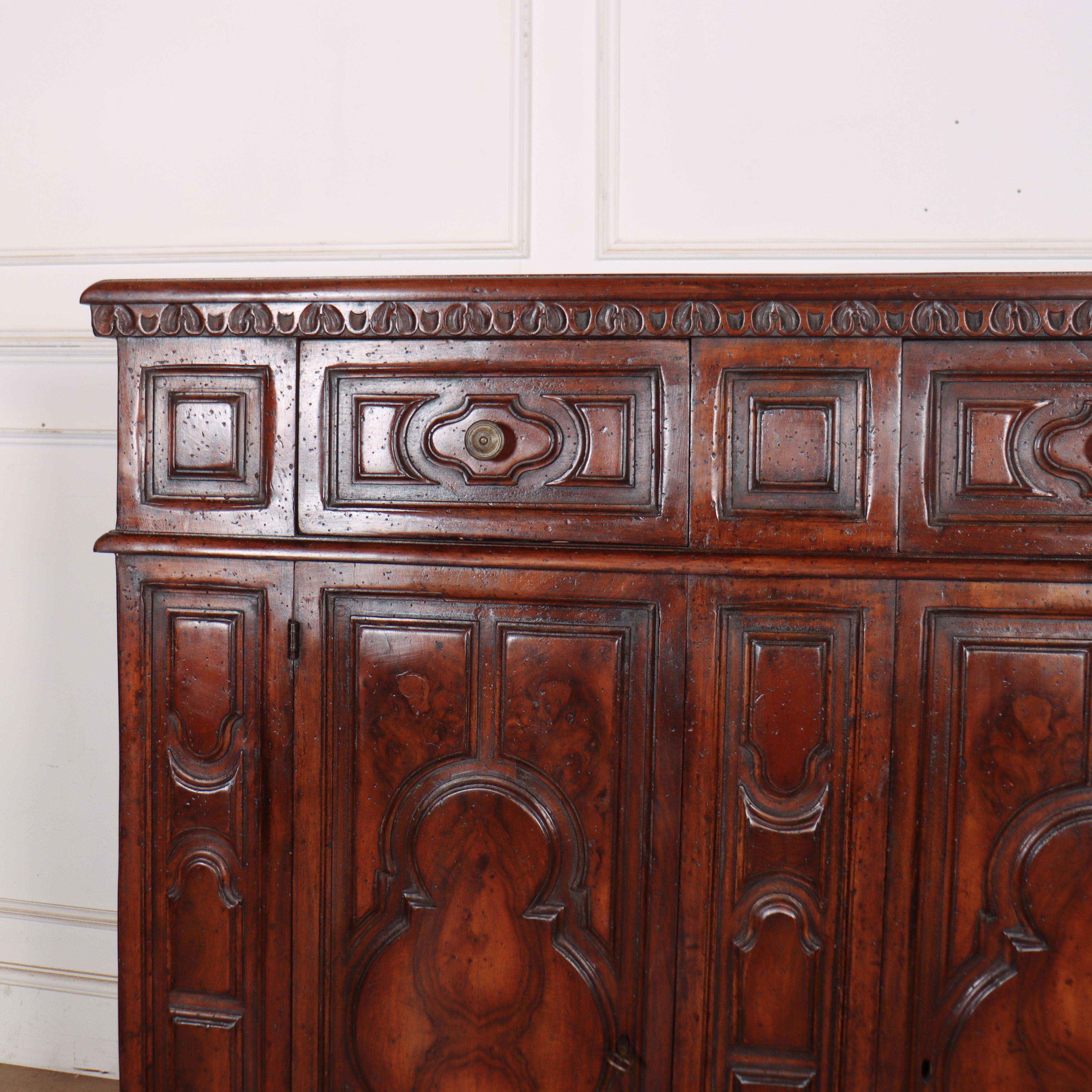 Buffet italien du 20e siècle à trois tiroirs en noyer avec de jolis panneaux de porte sculptés. 1920.


Référence interne : H


Code : 8937

Dimensions :
W: 71.5