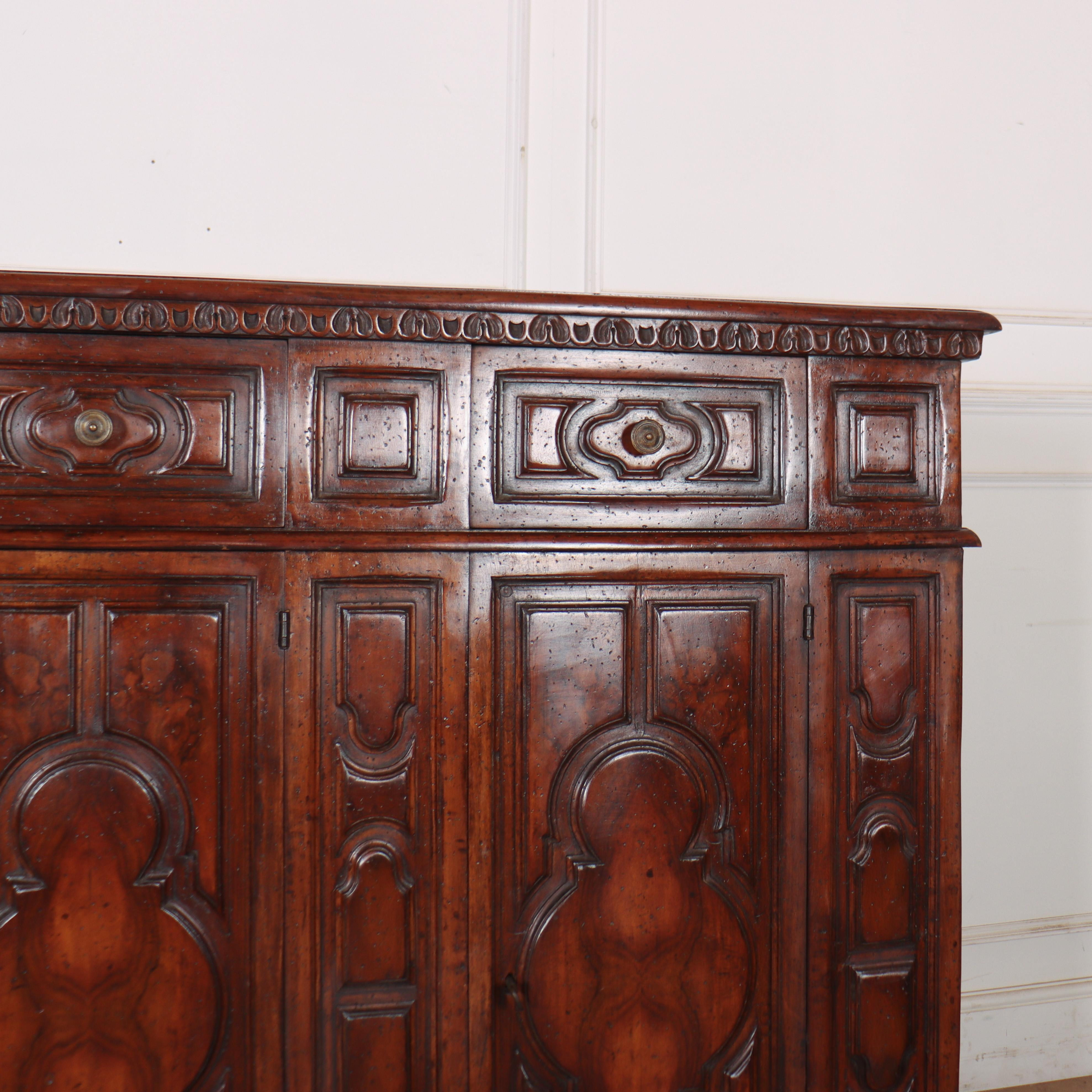 Noyer Buffet en noyer italien en vente