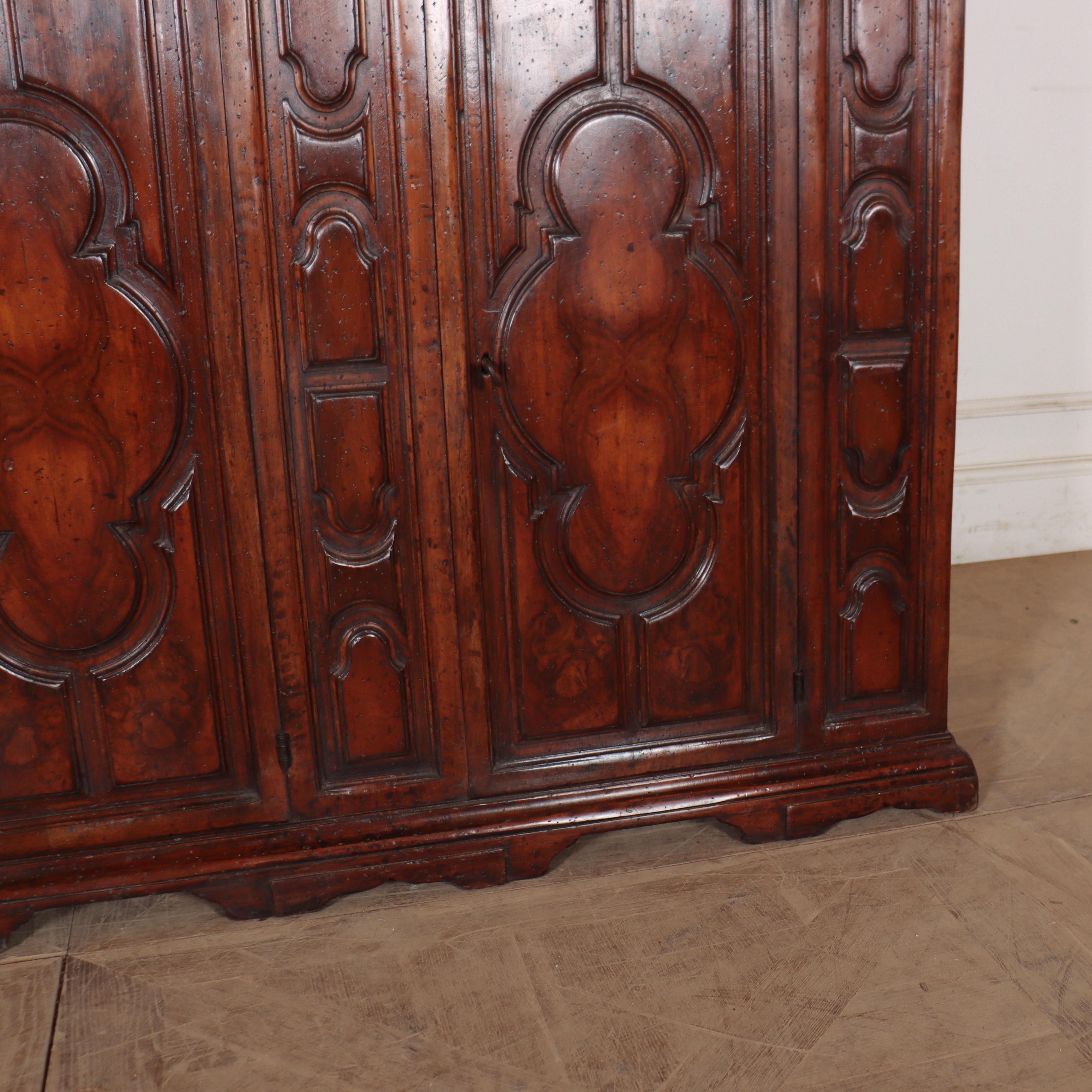 Buffet en noyer italien en vente 1