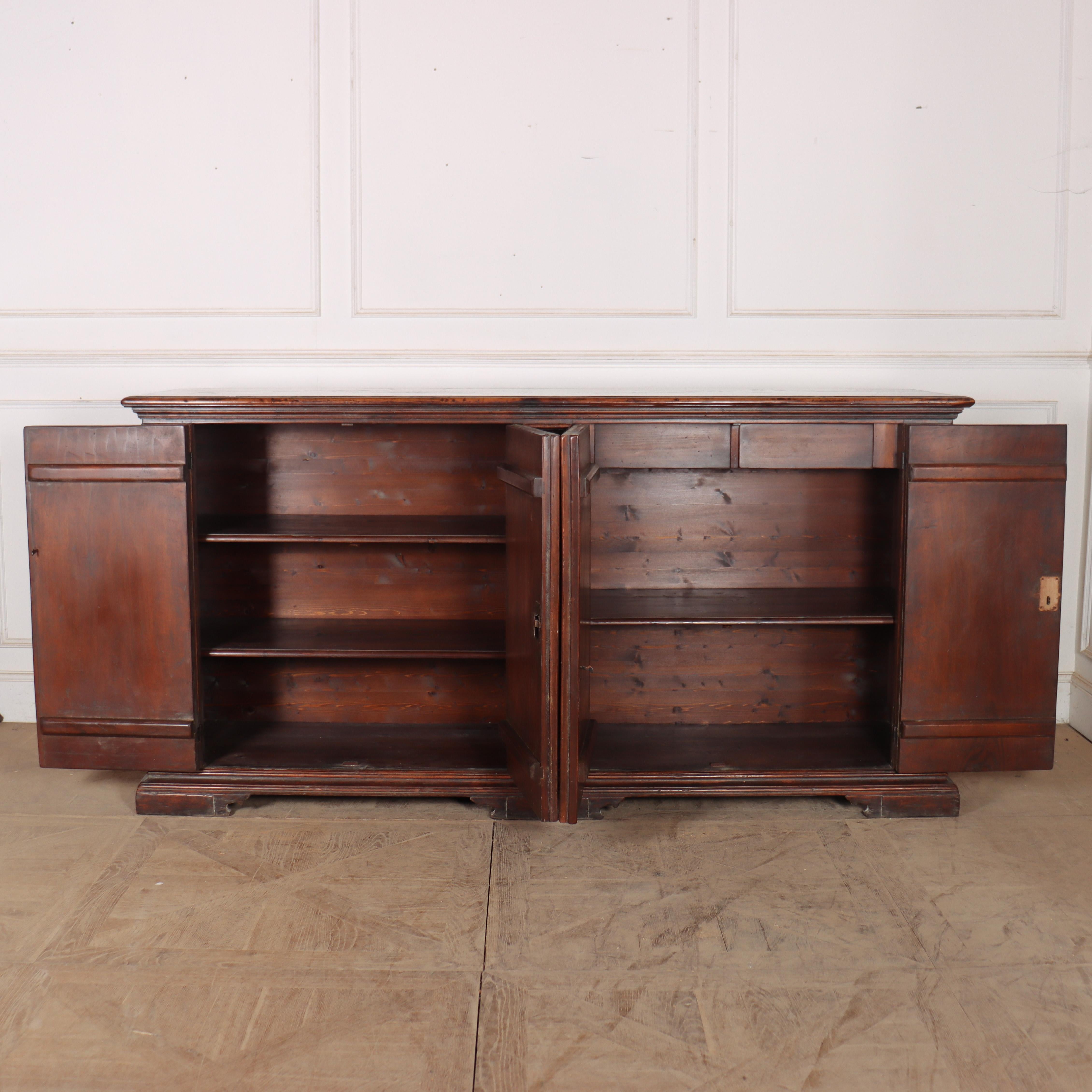 Buffet en noyer italien en vente 3