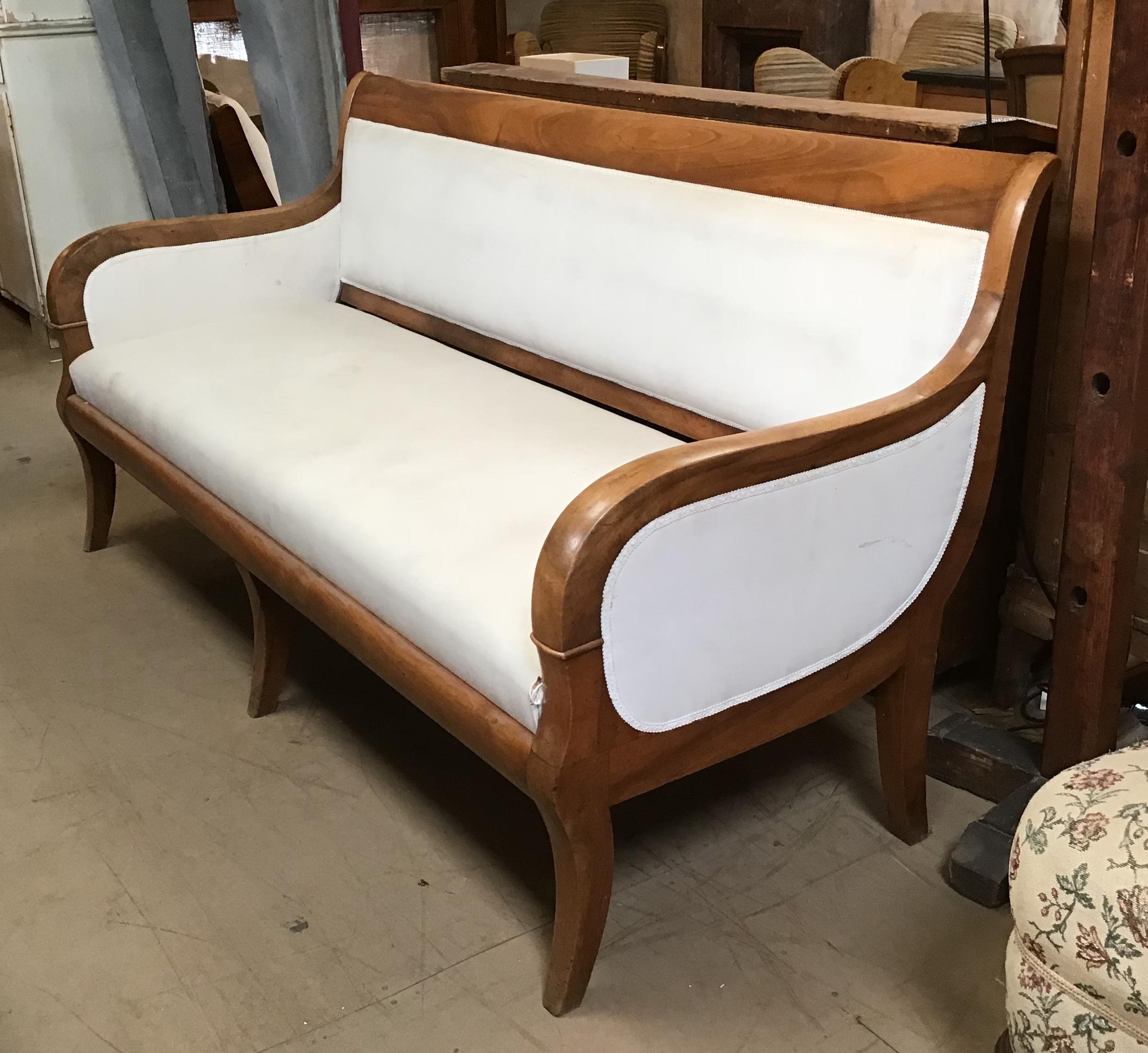Italian walnut sofa with white upholstery from 1920s.
This sofa has already been completely restored.