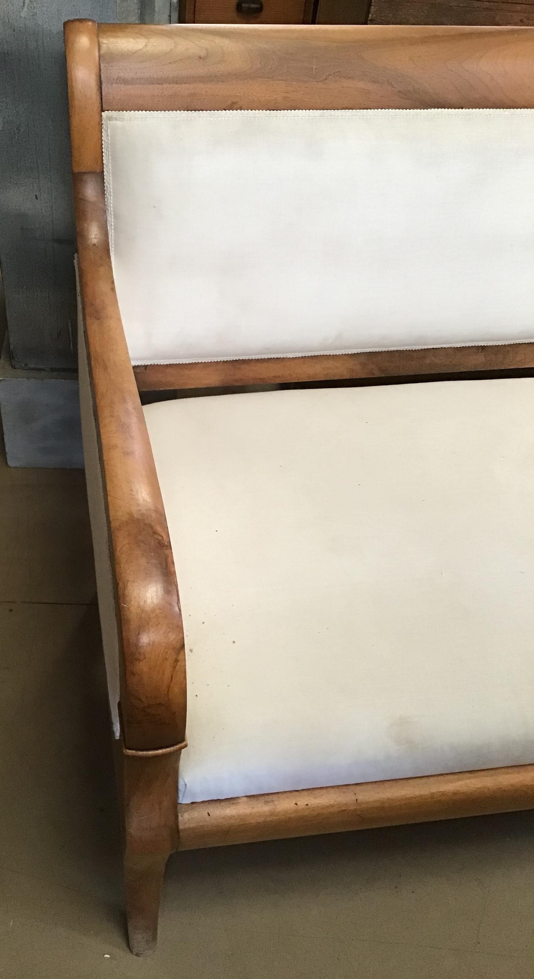 Early 20th Century Italian Walnut Sofa with White Upholstery from 1920s For Sale