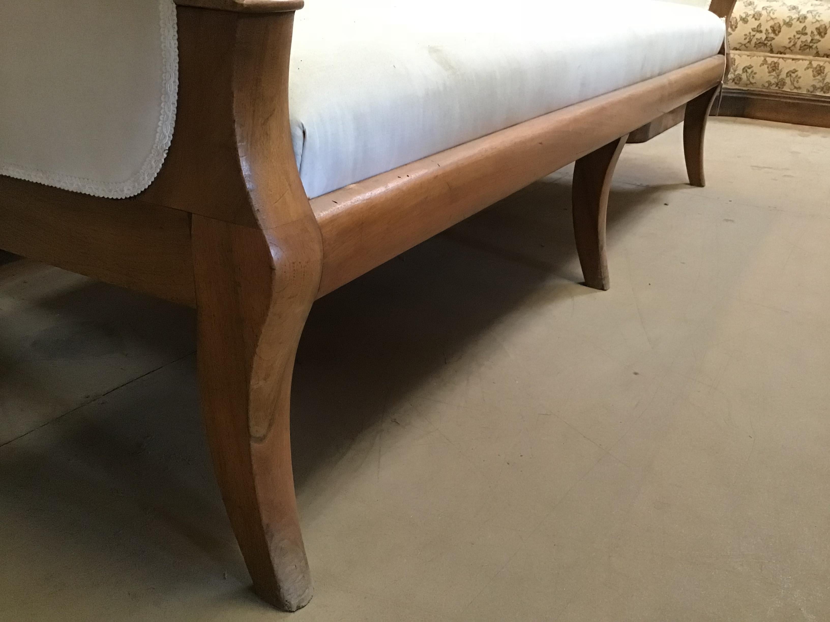 Italian Walnut Sofa with White Upholstery from 1920s For Sale 3