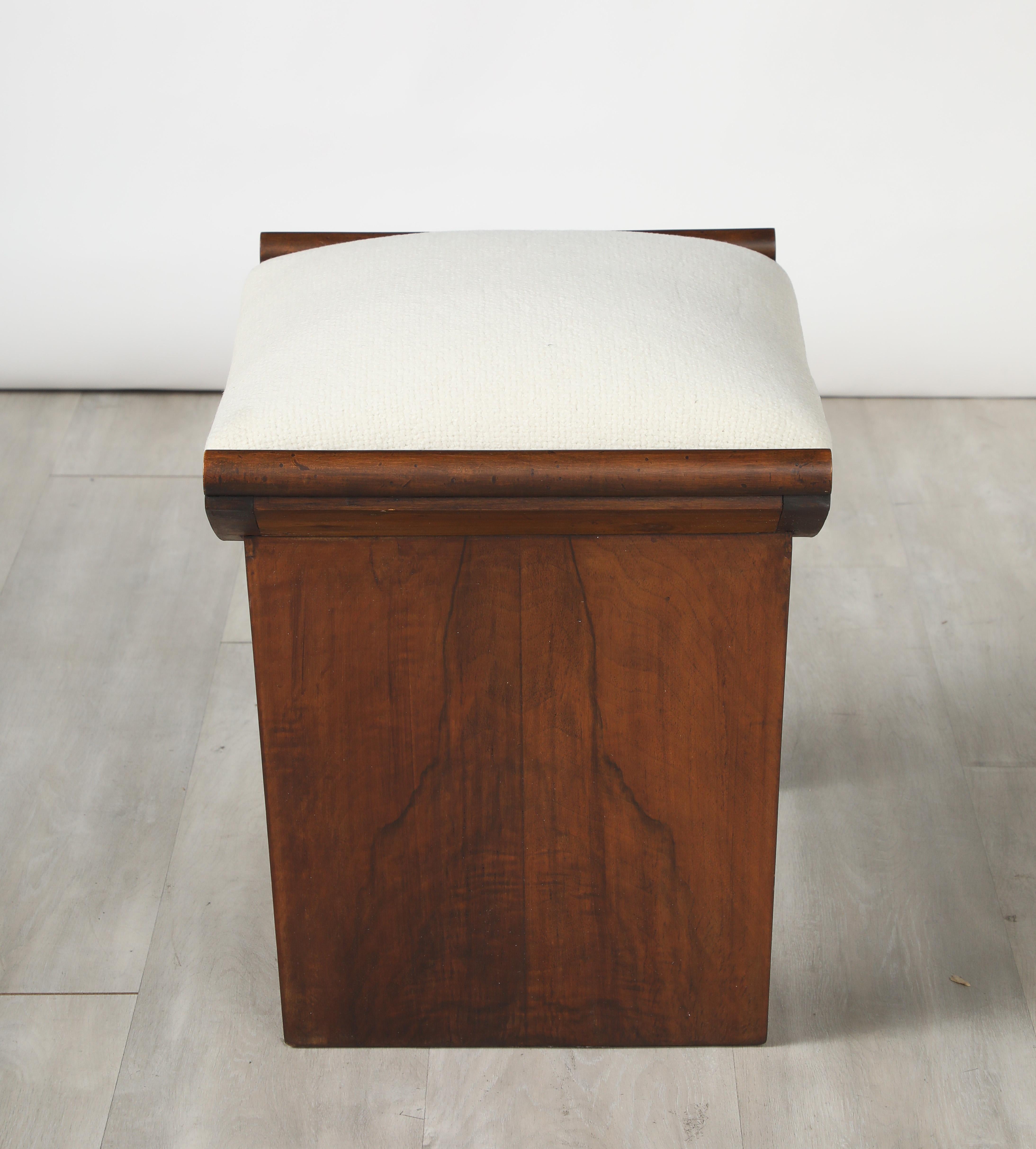 Italienischer Nussbaum-Hocker, um 1940 im Angebot 7