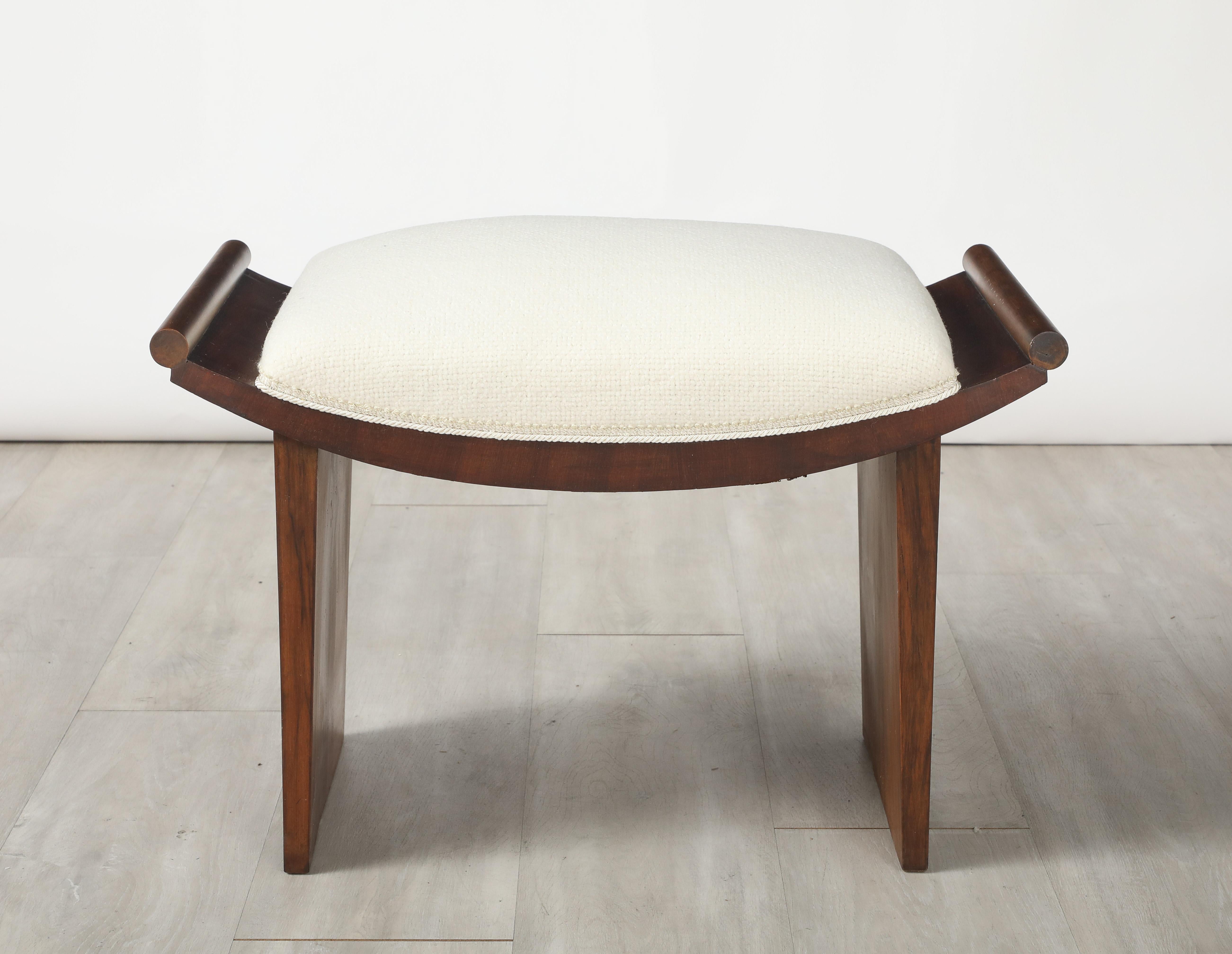 Italienischer Nussbaum-Hocker, um 1940 (Handgeschnitzt) im Angebot