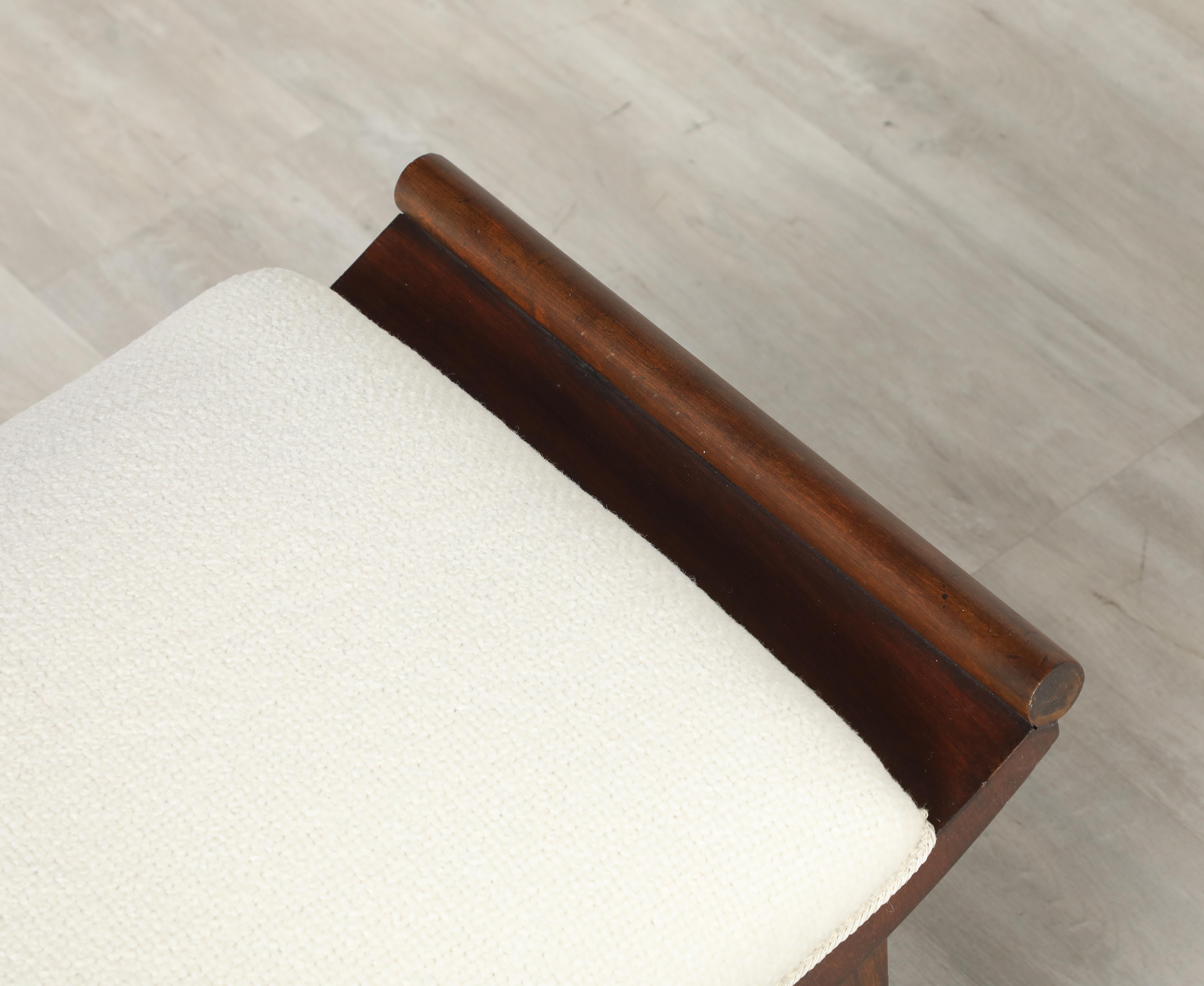 Italienischer Nussbaum-Hocker, um 1940 im Zustand „Gut“ im Angebot in New York, NY