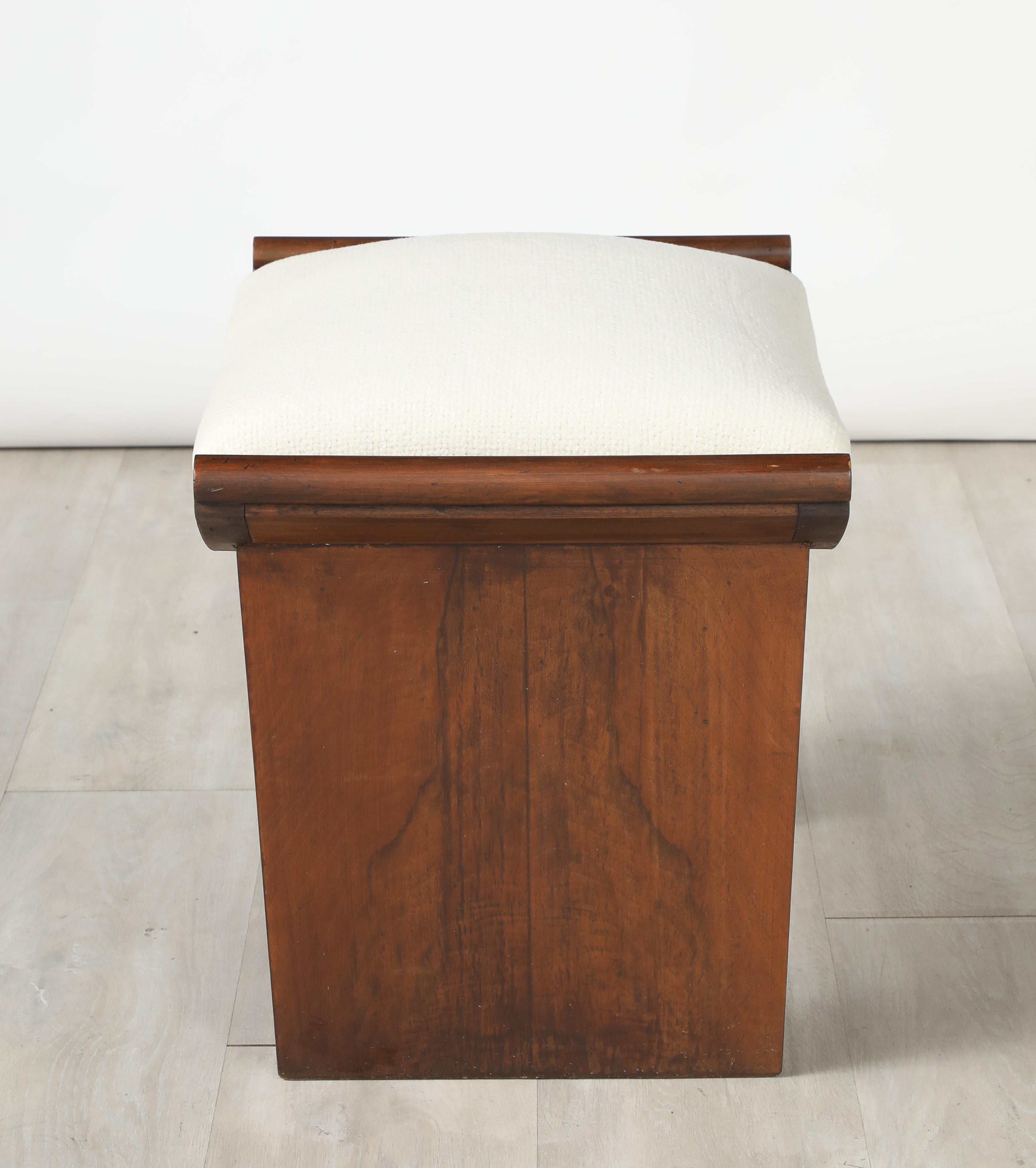 Italienischer Nussbaum-Hocker, um 1940 (Stoff) im Angebot