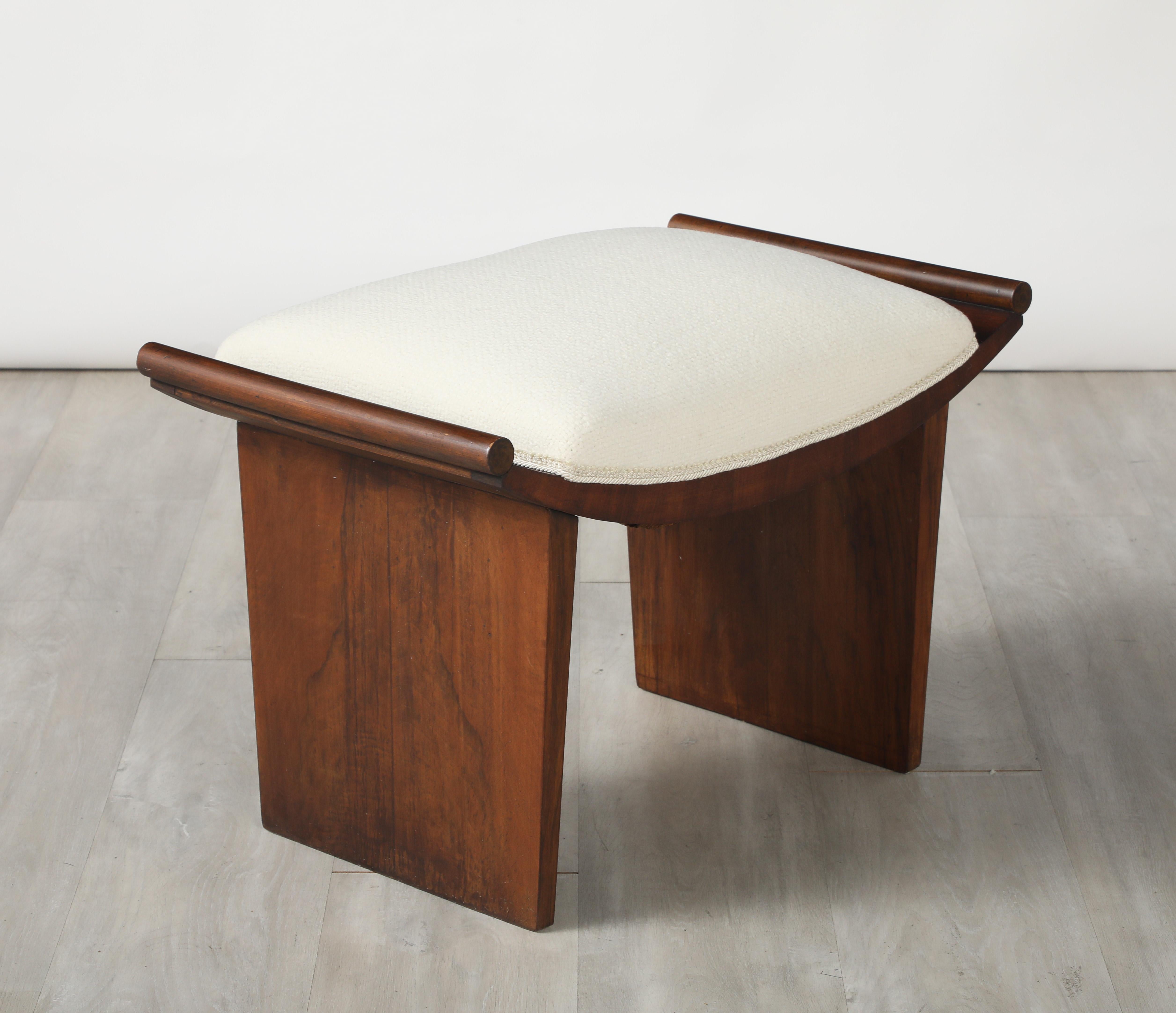 Italienischer Nussbaum-Hocker, um 1940 im Angebot 1