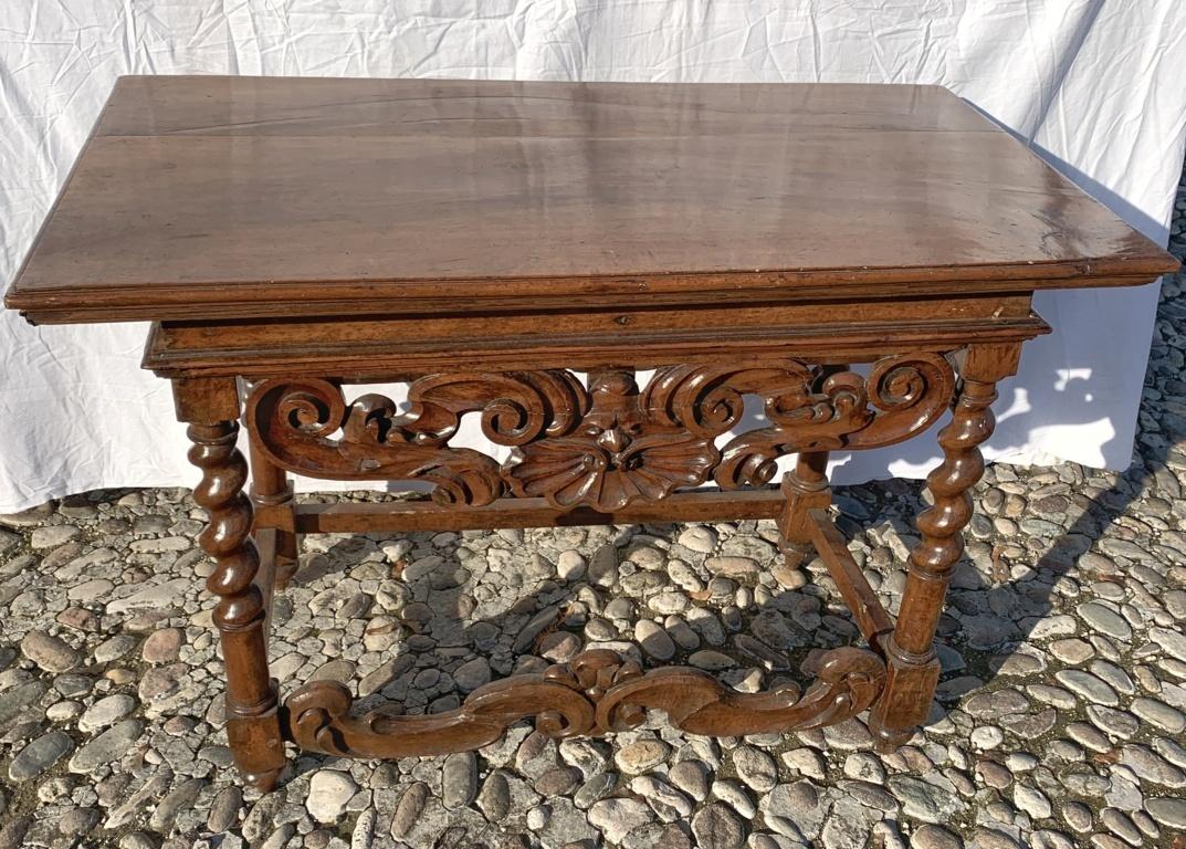 Entirely in solid walnut carved with elegant scrolls and twisted legs.

Measures: 113.5 x 60 x H 82 cm.