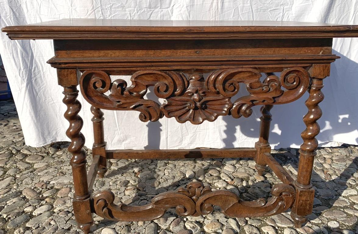Italian Walnut Table Console, Italy 17th Century Wood Carved In Good Condition For Sale In Varmo, IT