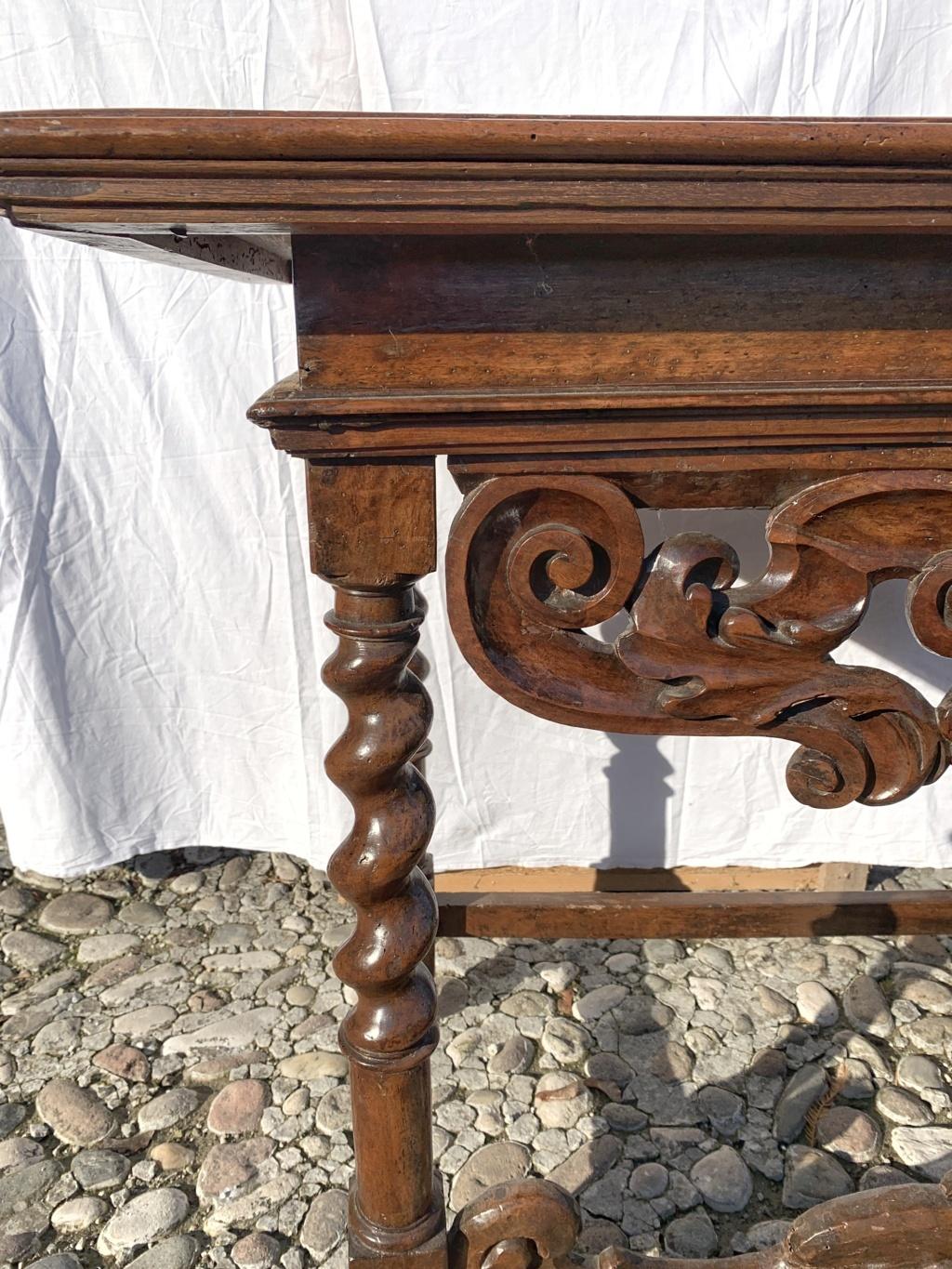 Italian Walnut Table Console, Italy 17th Century Wood Carved For Sale 1