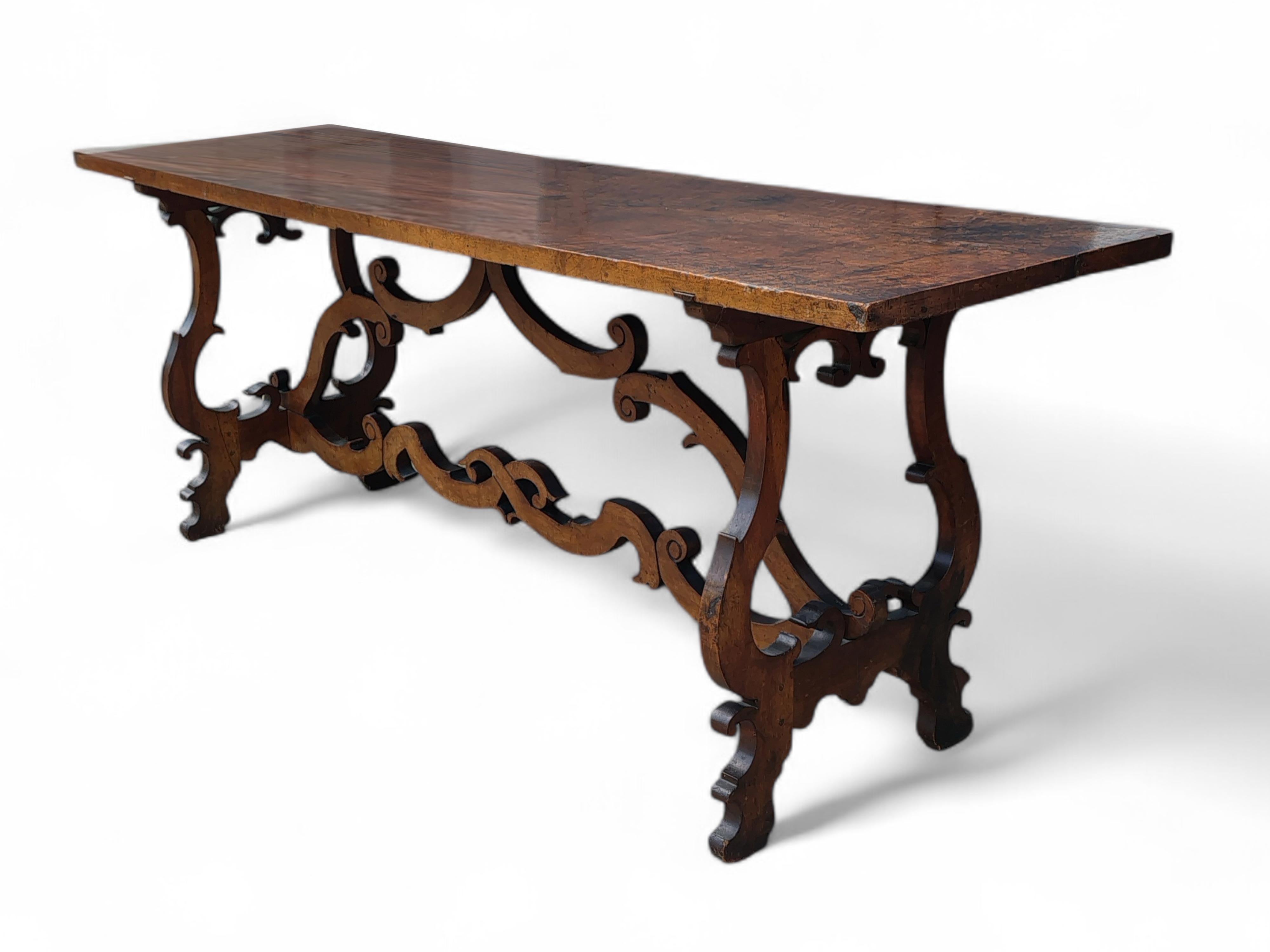 Mesa Fratino con patas en forma de lira

Tipo de madera: Nogal
Periodo: Segunda mitad del siglo XVII
Origen: Venecia - Italia

Dimensiones:
Altura - 79 cm  31.1 in 
Anchura - 206 cm  81.1 in
Profundidad - 59 cm  23.2 in

Descripción:
Excepcional