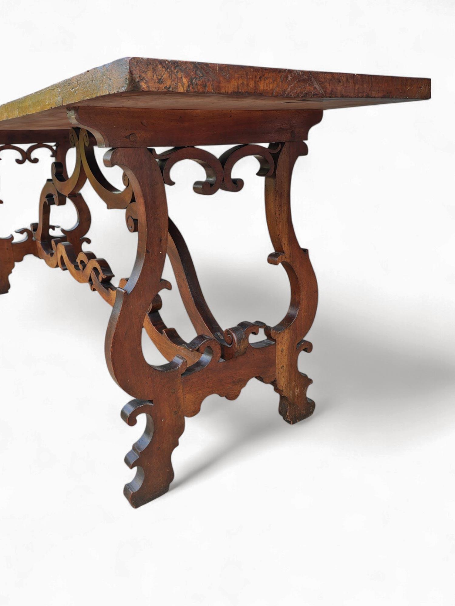 Mesa italiana de nogal 'Fratino' - Segunda mitad del siglo XVII Avellano en venta